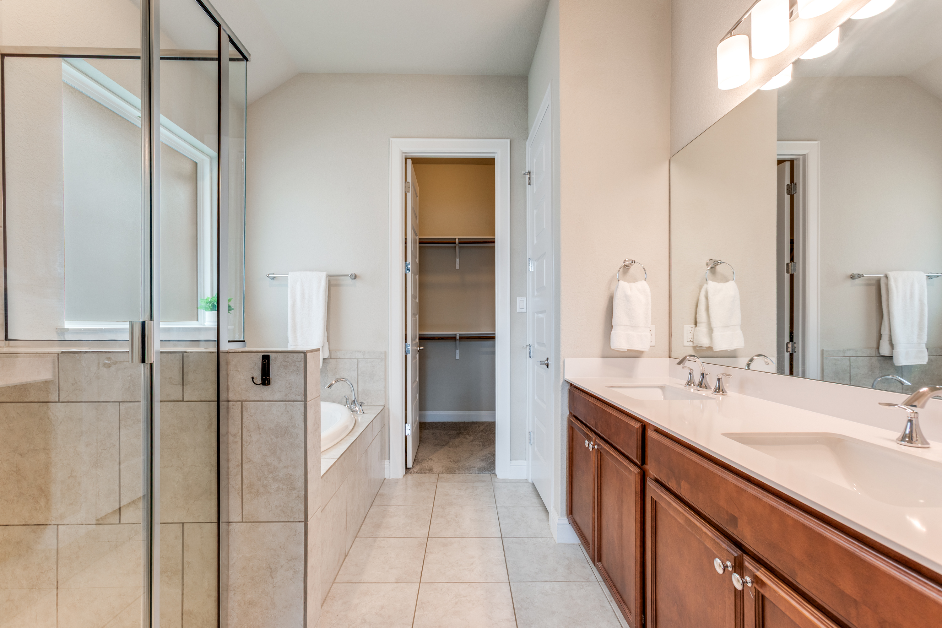  Sophisticated Open-Concept Living - 物件實景