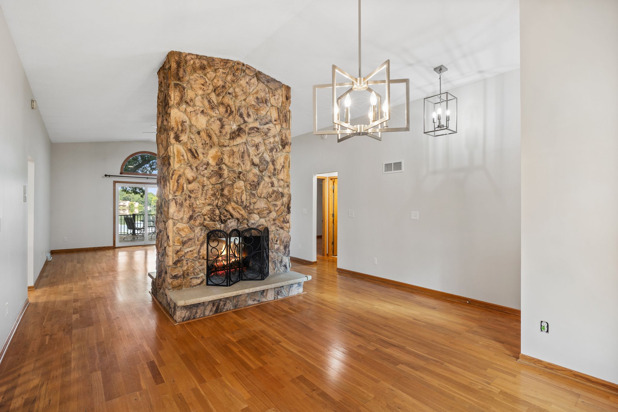  Exceptional Crystal Lake Retreat with Expansive Lakefront Living - 物件實景
