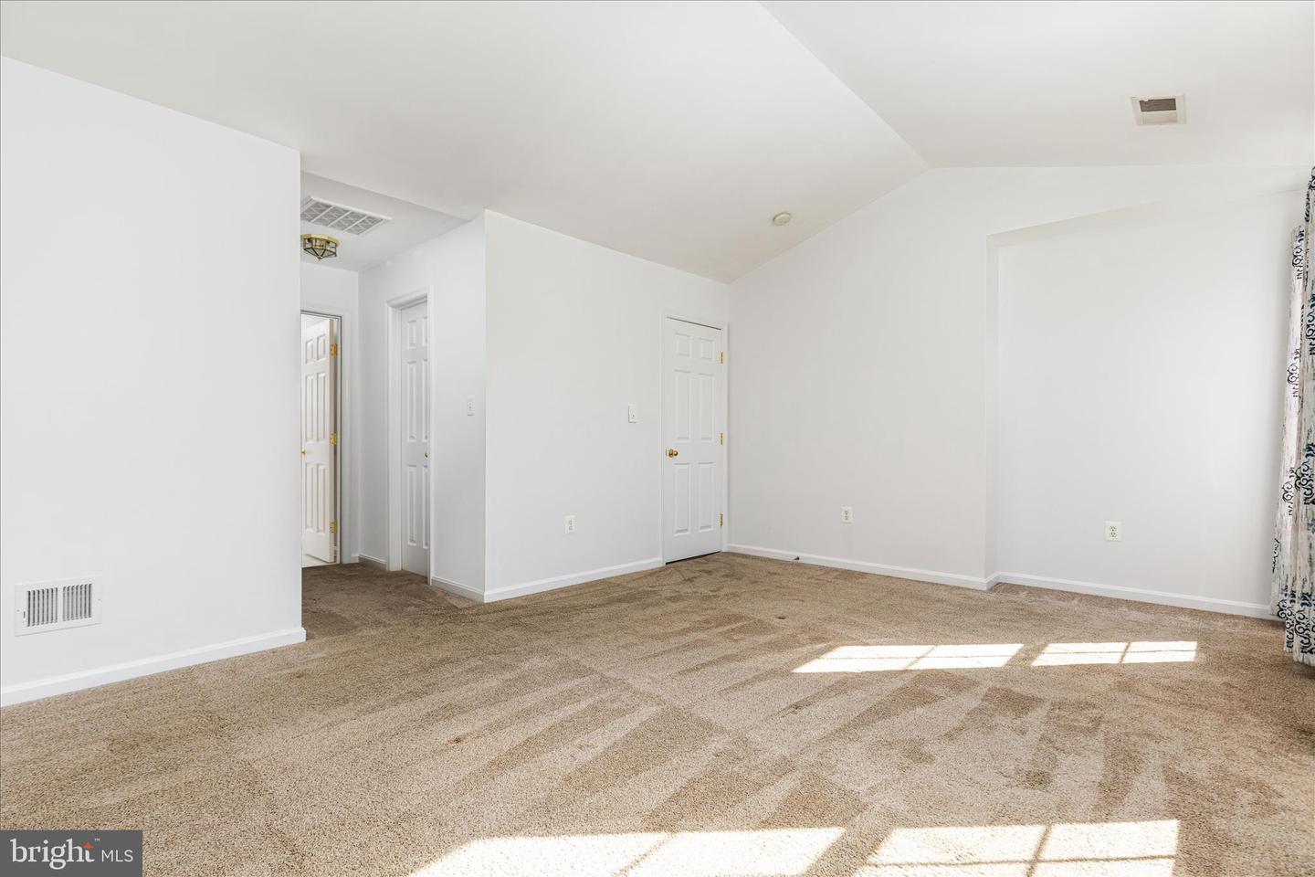 Round Hill, Virginia, 20141, United States, 4 Bedrooms Bedrooms, ,4 BathroomsBathrooms,Residential,For Sale,1987727