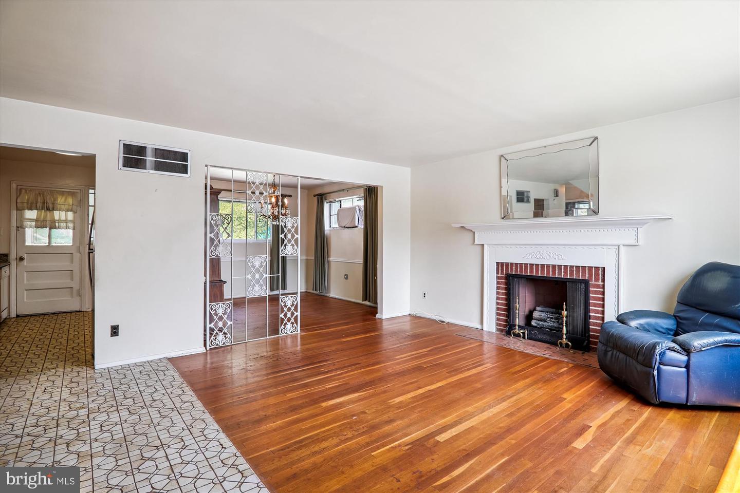 Silver Spring, Maryland, 20903, United States, 4 Bedrooms Bedrooms, ,2 BathroomsBathrooms,Residential,For Sale,1919736