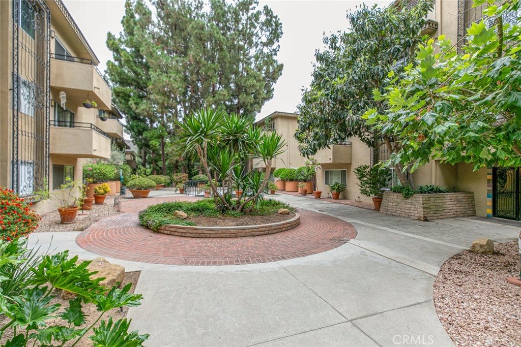 Los Angeles, California, 90068, United States, 2 Bedrooms Bedrooms, ,1 BathroomBathrooms,Residential,For Sale,1940489