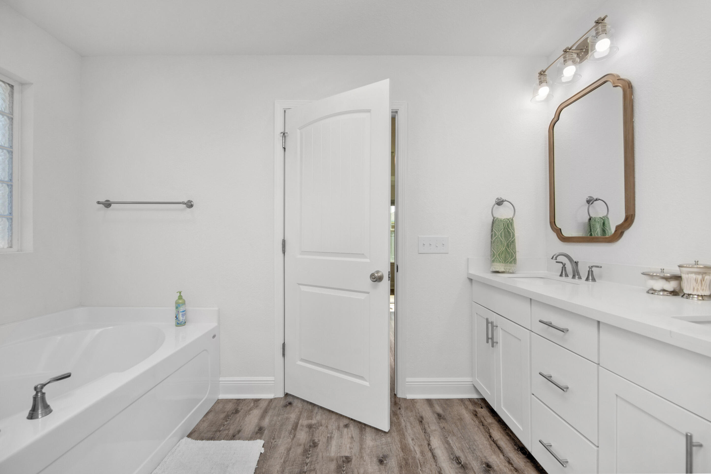 Gulf Breeze, Florida, 32563, United States, 5 Bedrooms Bedrooms, ,3 BathroomsBathrooms,Residential,For Sale,1950395