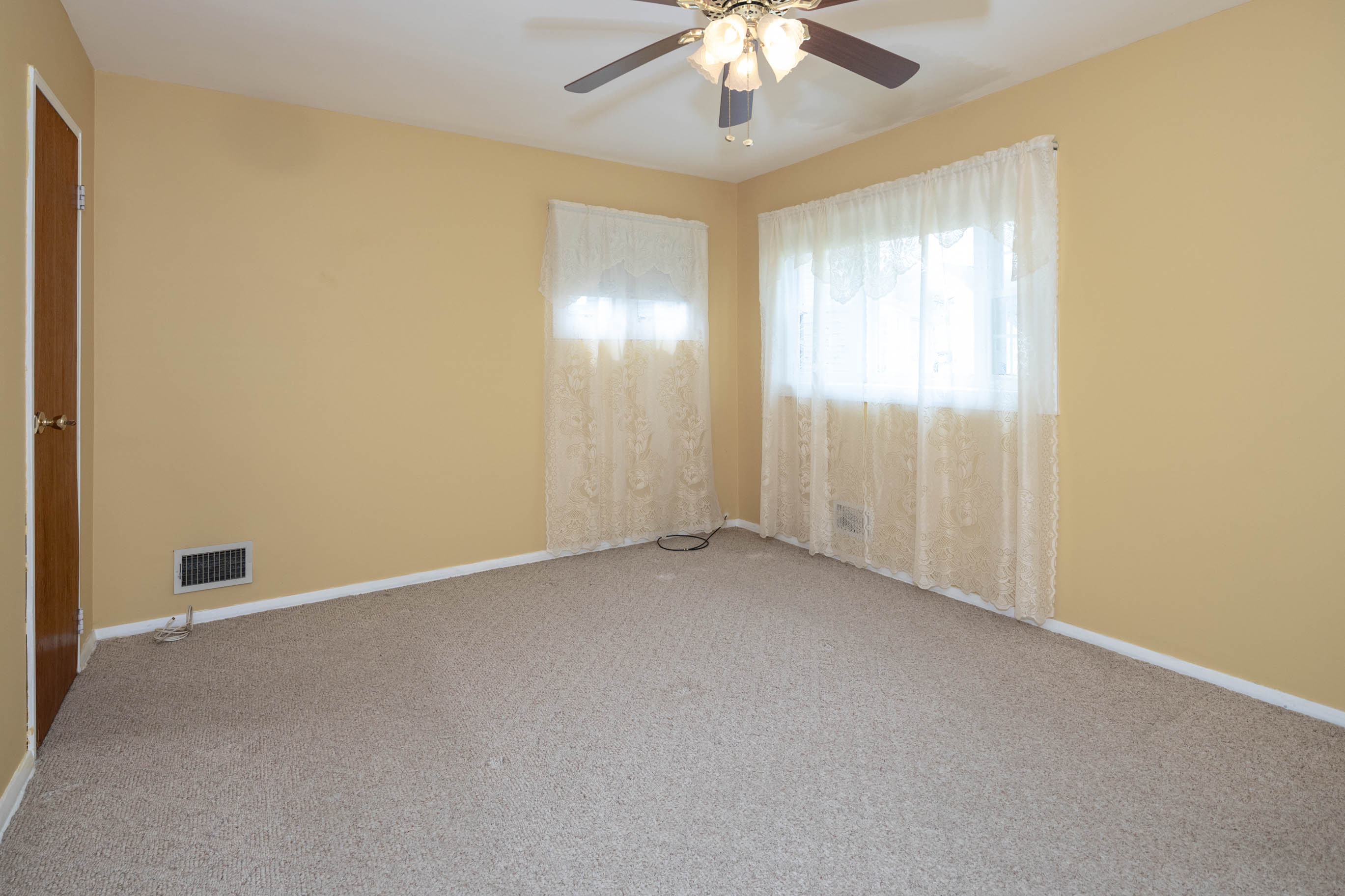 South Amboy, New Jersey, 08879, United States, 4 Bedrooms Bedrooms, ,2 BathroomsBathrooms,Residential,For Sale,1909705