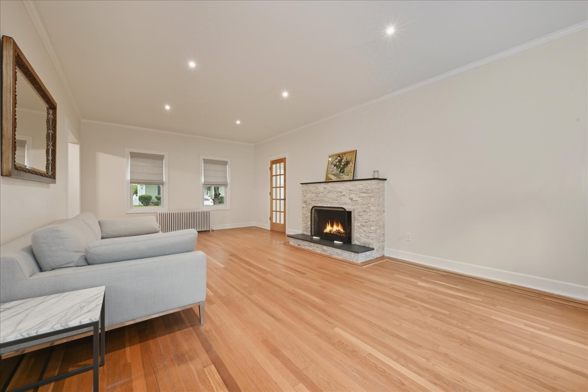 Floral Park, New York, 11001, United States, 4 Bedrooms Bedrooms, ,4 BathroomsBathrooms,Residential,For Sale,1977221