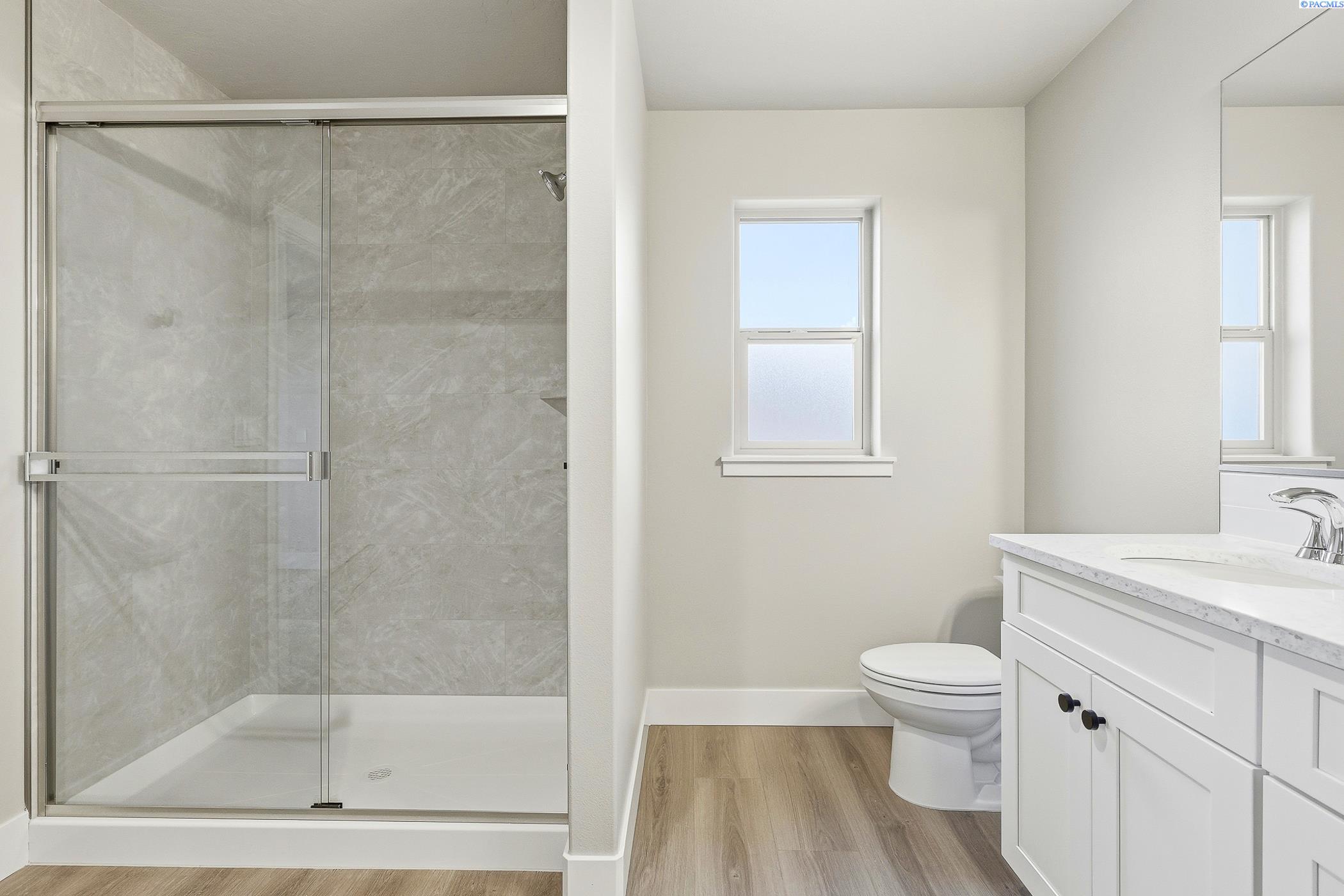 Kennewick, Washington, 99338, United States, 4 Bedrooms Bedrooms, ,1 BathroomBathrooms,Residential,For Sale,1996231