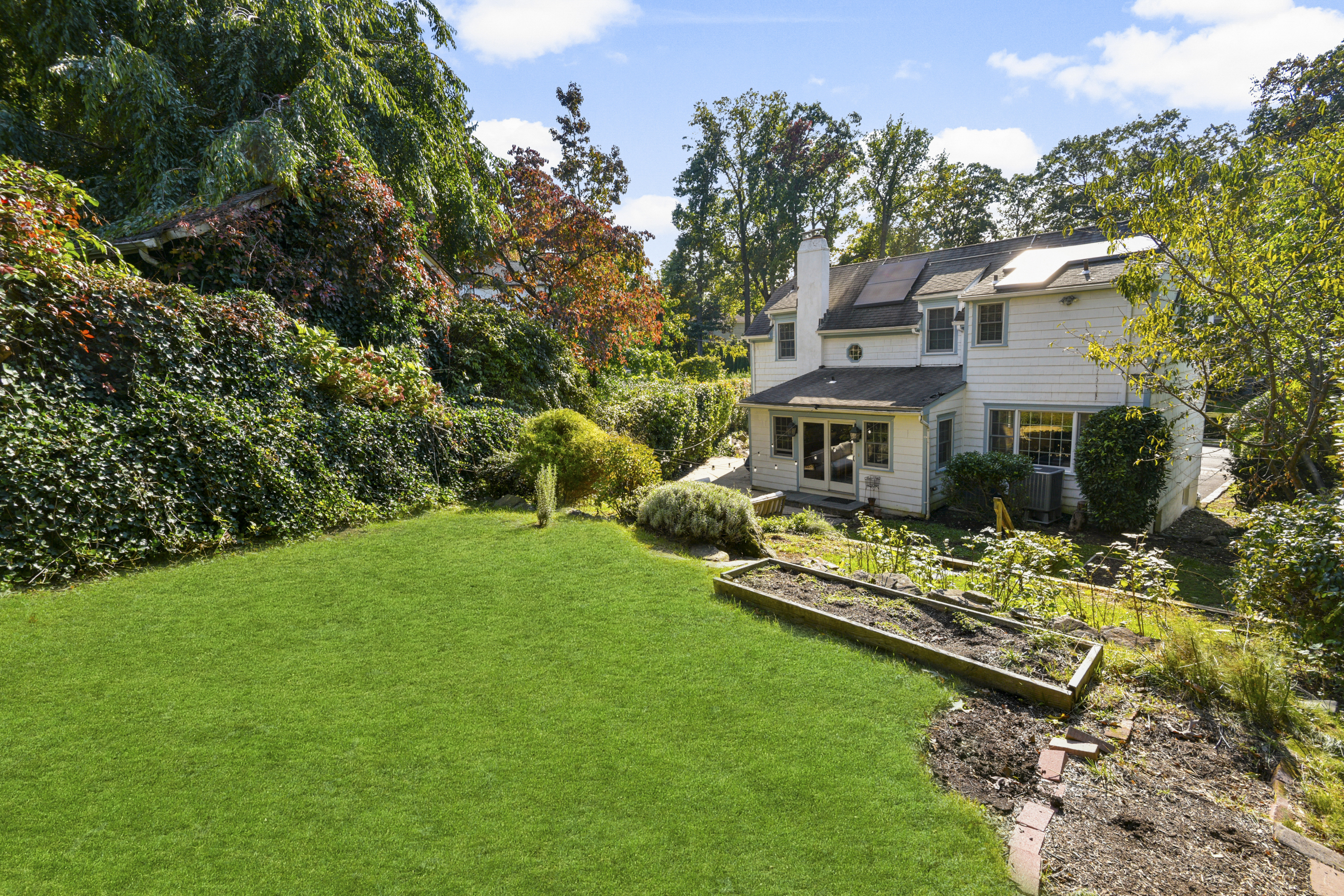  Sun-Filled Larchmont Woods Colonial - 物件實景