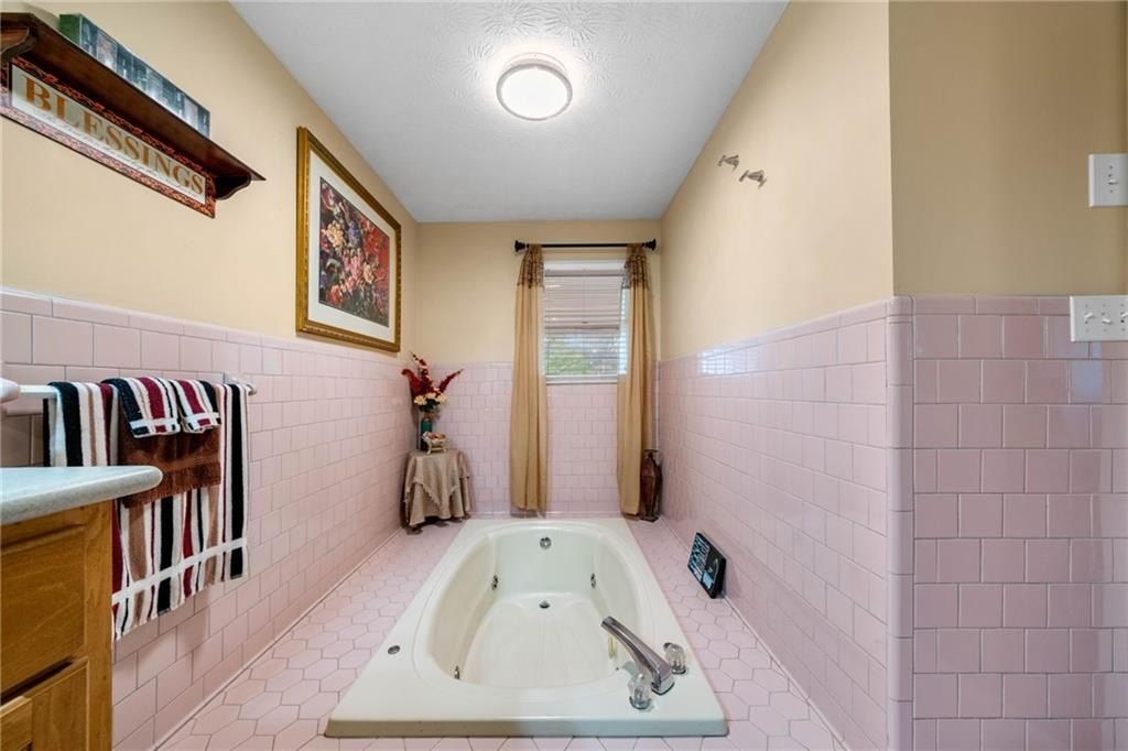 Dawsonville, Georgia, 30534, United States, 4 Bedrooms Bedrooms, ,3 BathroomsBathrooms,Residential,For Sale,1977797