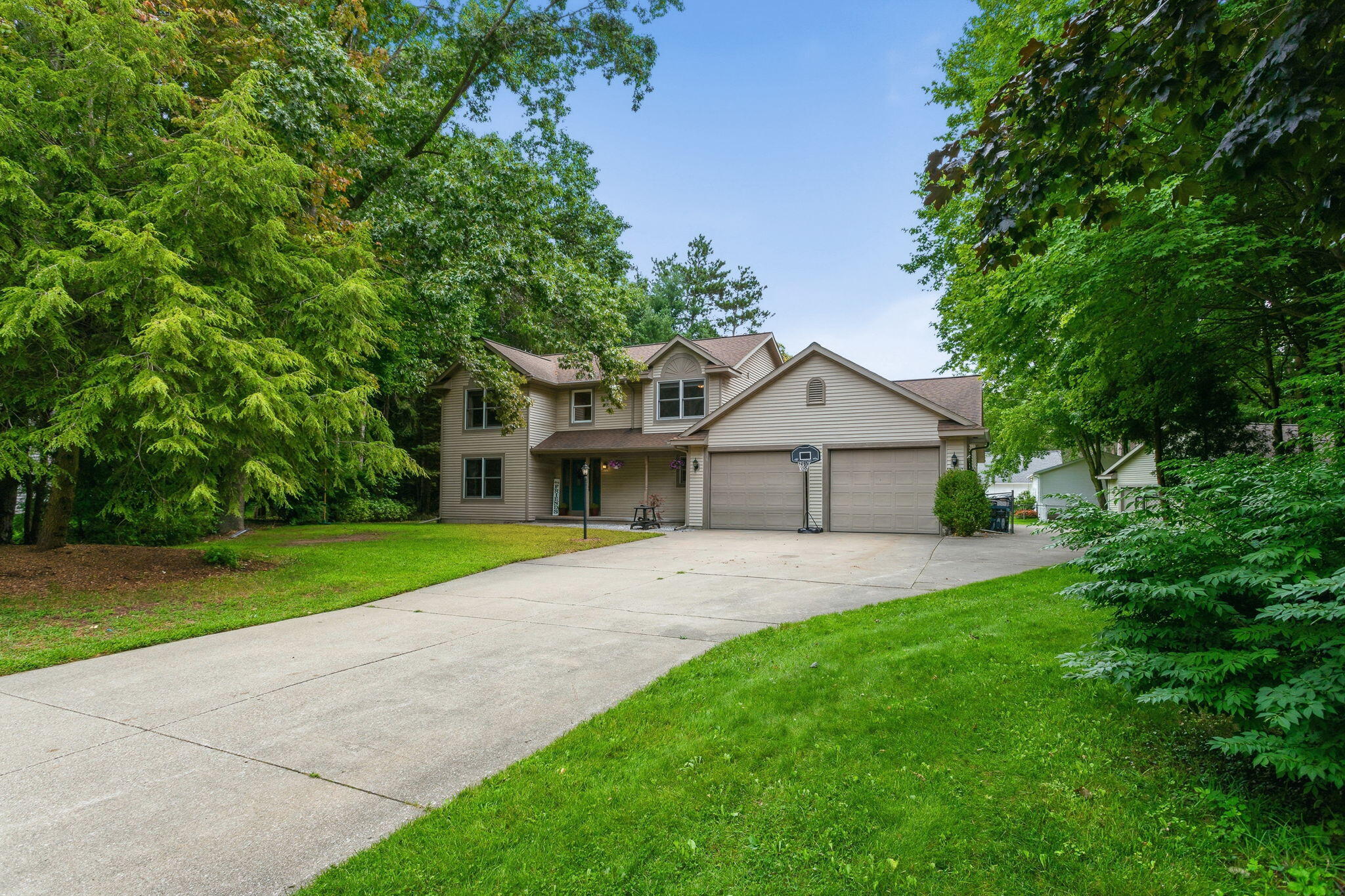 Hofma Dr, Grand Haven, MI 49417