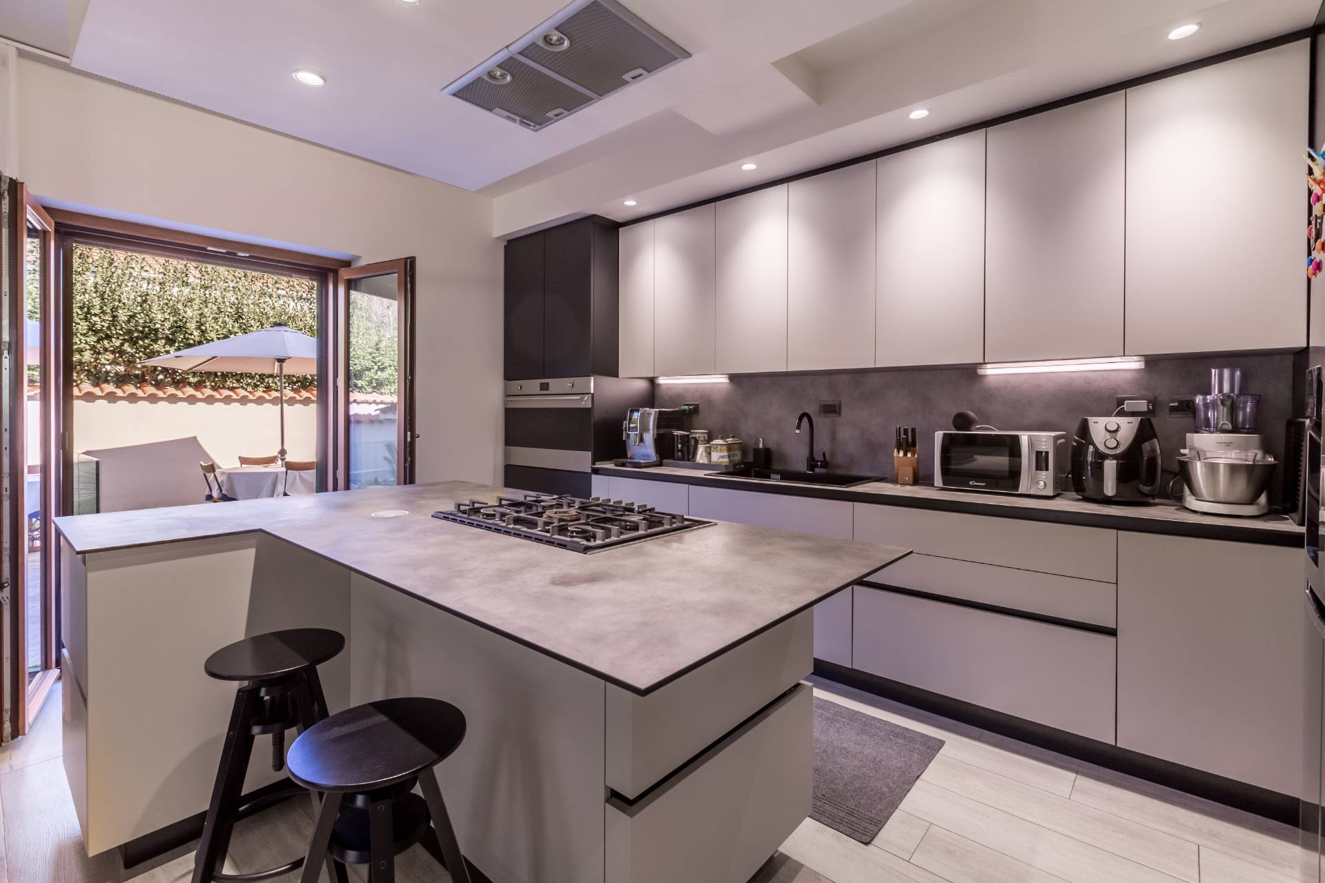 Roma, Roma, 00100, IT, 6 Bedrooms Bedrooms, ,5 BathroomsBathrooms,Residential,For Sale,1941968