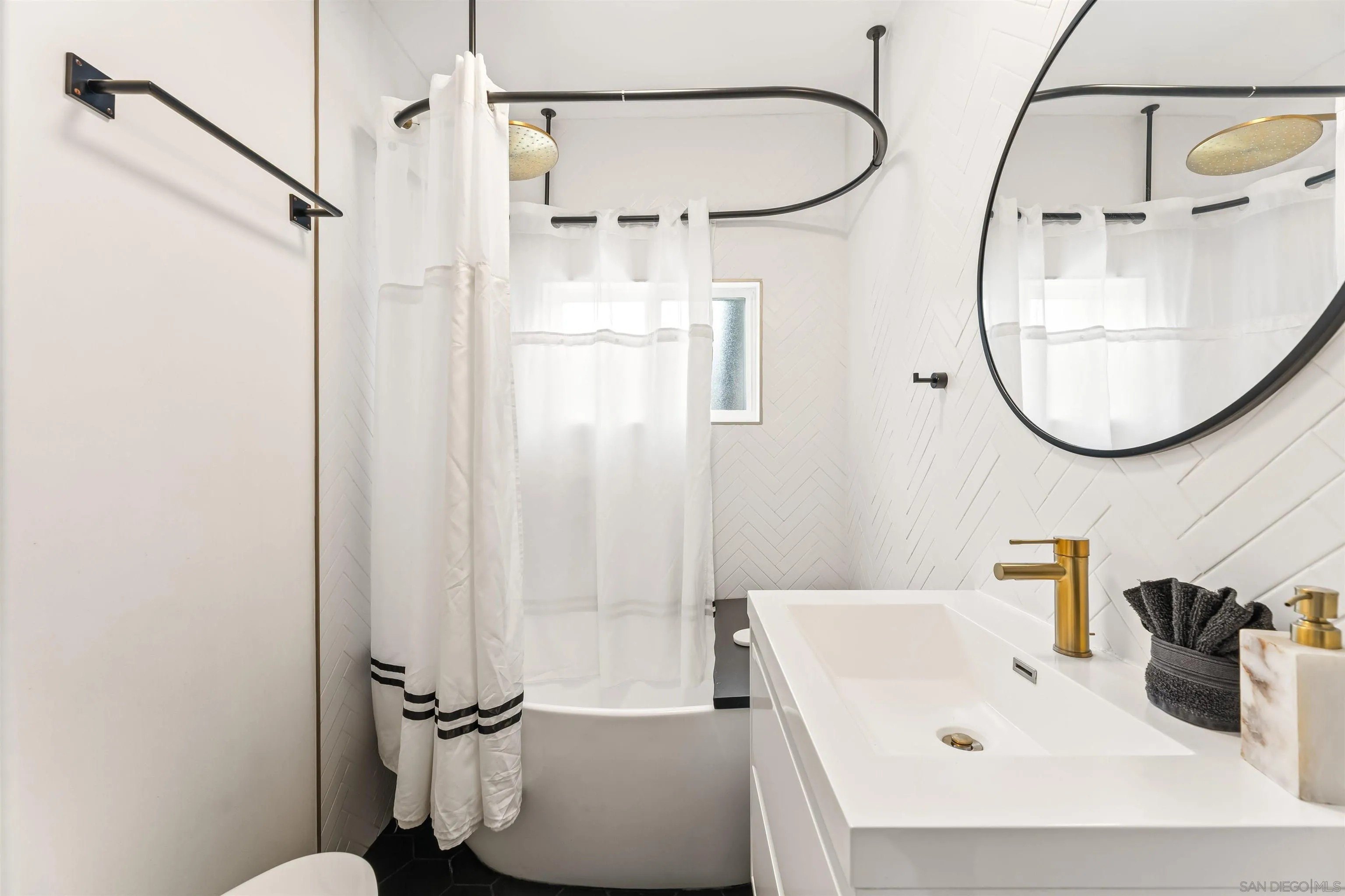 North Hollywood, California, 91601, United States, 2 Bedrooms Bedrooms, ,1 BathroomBathrooms,Residential,For Sale,1992001