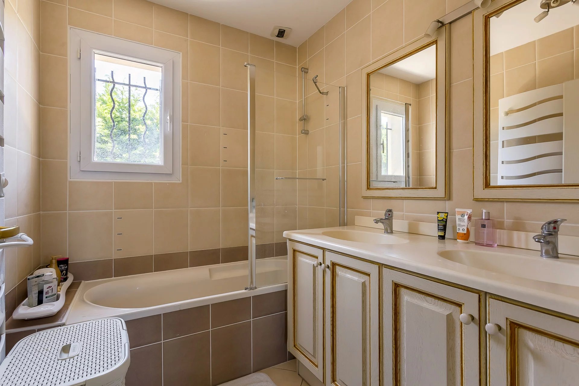 Francheville, Auvergne-Rhône-Alpes, 69340, FR, 6 Bedrooms Bedrooms, ,Residential,For Sale,1942324