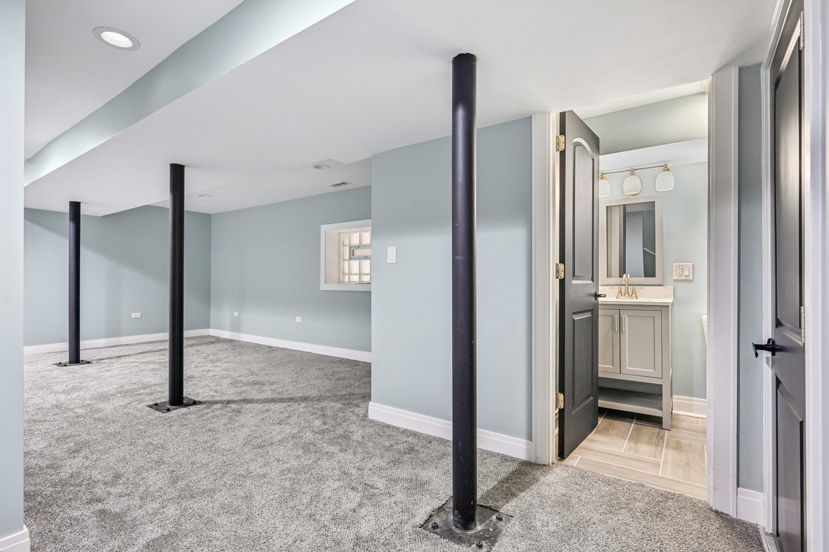 Chicago, Illinois, 60637, United States, 4 Bedrooms Bedrooms, ,4 BathroomsBathrooms,Residential,For Sale,1881153