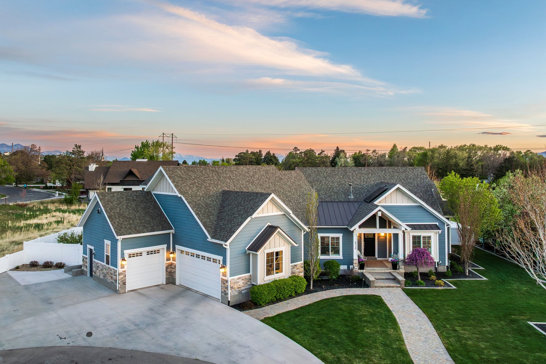  Beautiful Craftsman Rambler With Basement Apartment, Sports Pool and Pool House - 物件實景