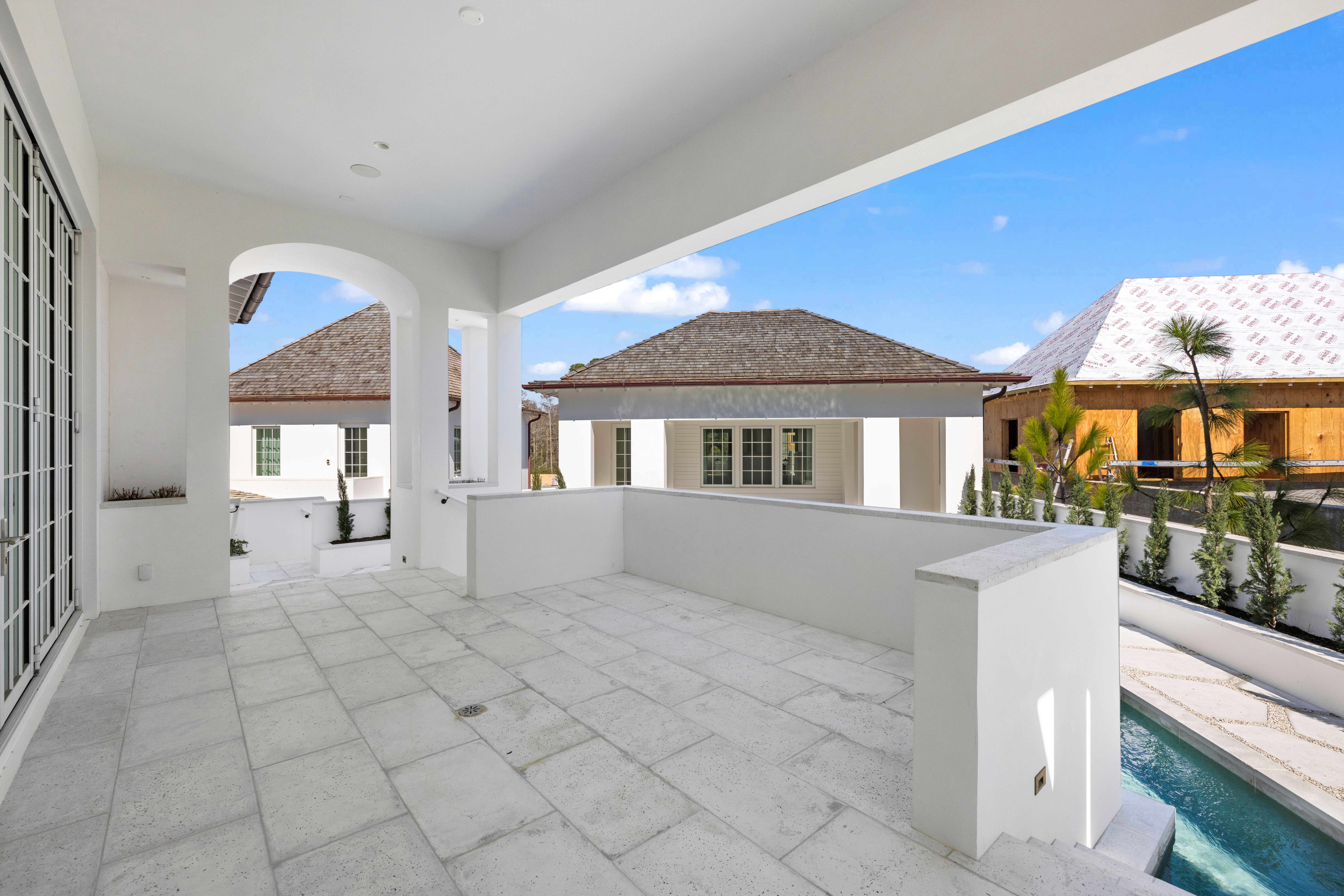  Architectural Gem With Pool And Carriage House - 物件實景