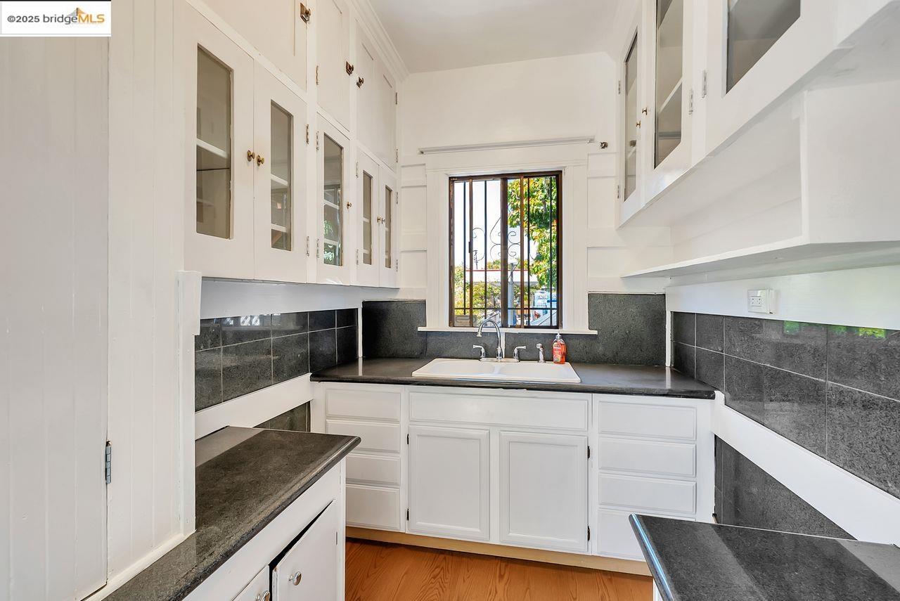 Oakland, California, 94608, United States, 6 Bedrooms Bedrooms, ,3 BathroomsBathrooms,Residential,For Sale,1939780
