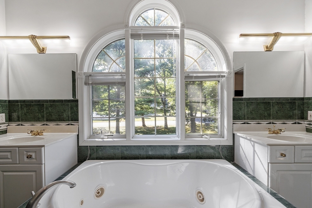 Middleton, Massachusetts, 01949, United States, 4 Bedrooms Bedrooms, ,4 BathroomsBathrooms,Residential,For Sale,1900627