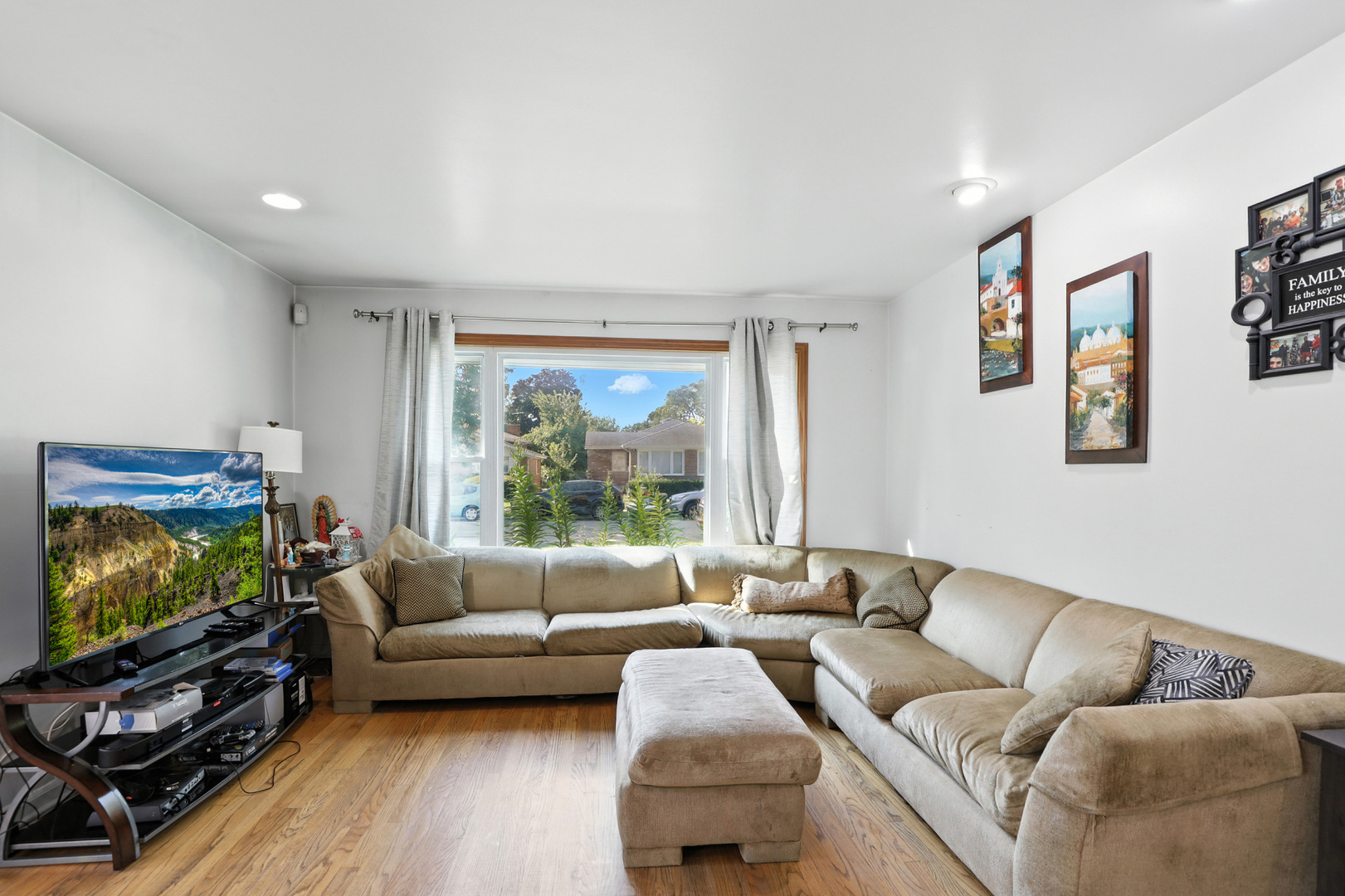 Lincolnwood, Illinois, 60712, United States, 3 Bedrooms Bedrooms, ,2 BathroomsBathrooms,Residential,For Sale,1951315