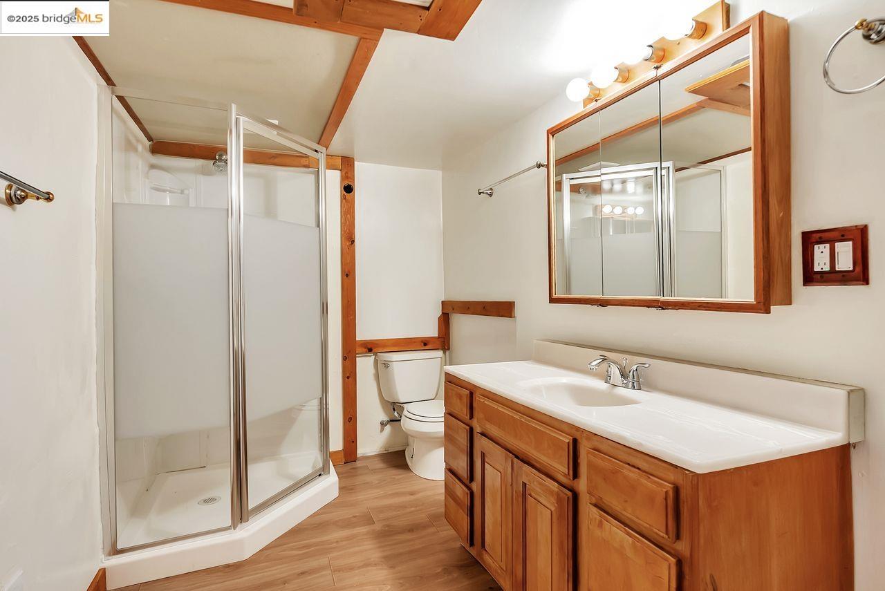 Oakland, California, 94608, United States, 6 Bedrooms Bedrooms, ,3 BathroomsBathrooms,Residential,For Sale,1939780
