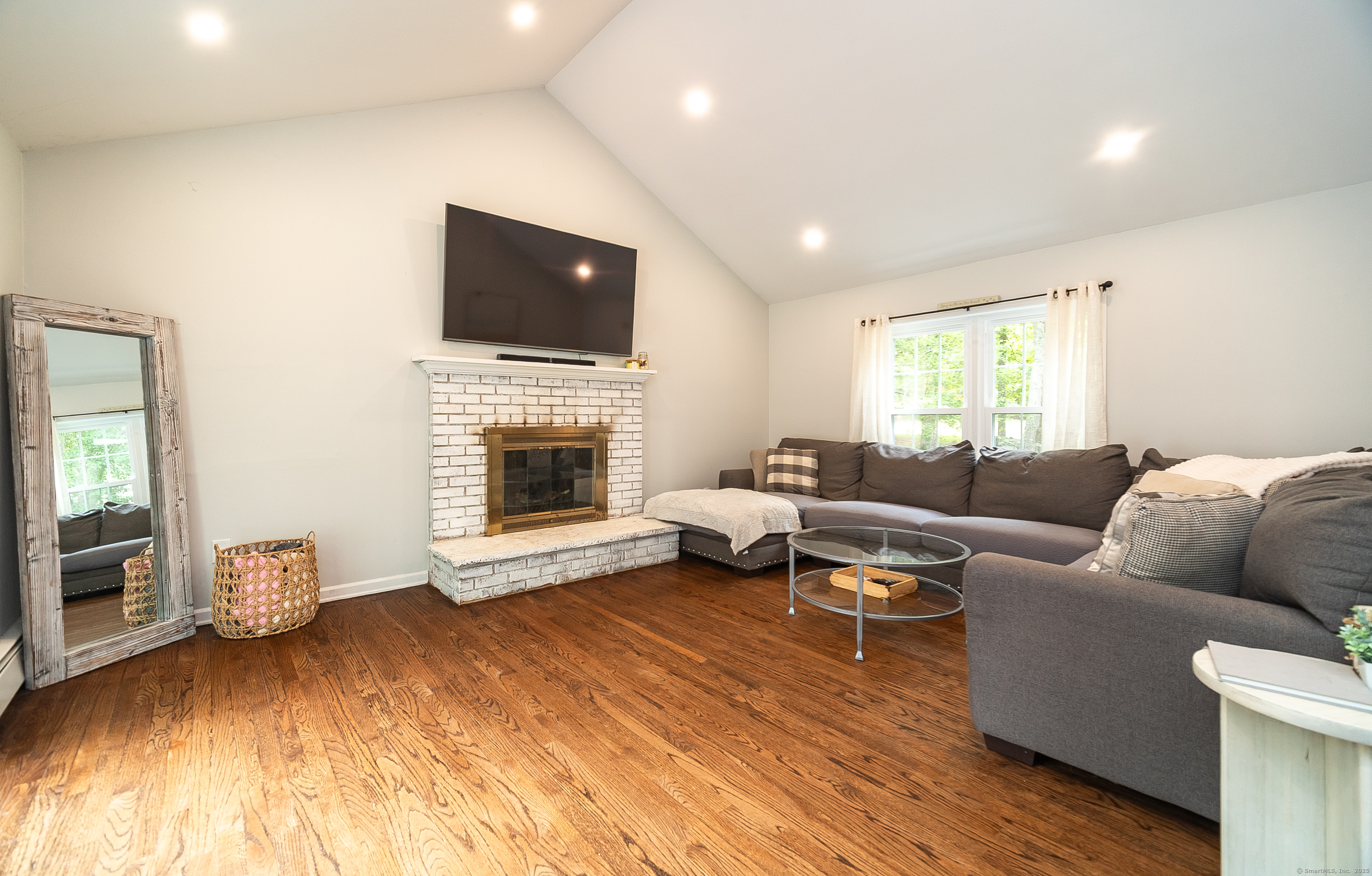Clinton, Connecticut, 06413, United States, 3 Bedrooms Bedrooms, ,3 BathroomsBathrooms,Residential,For Sale,1939957