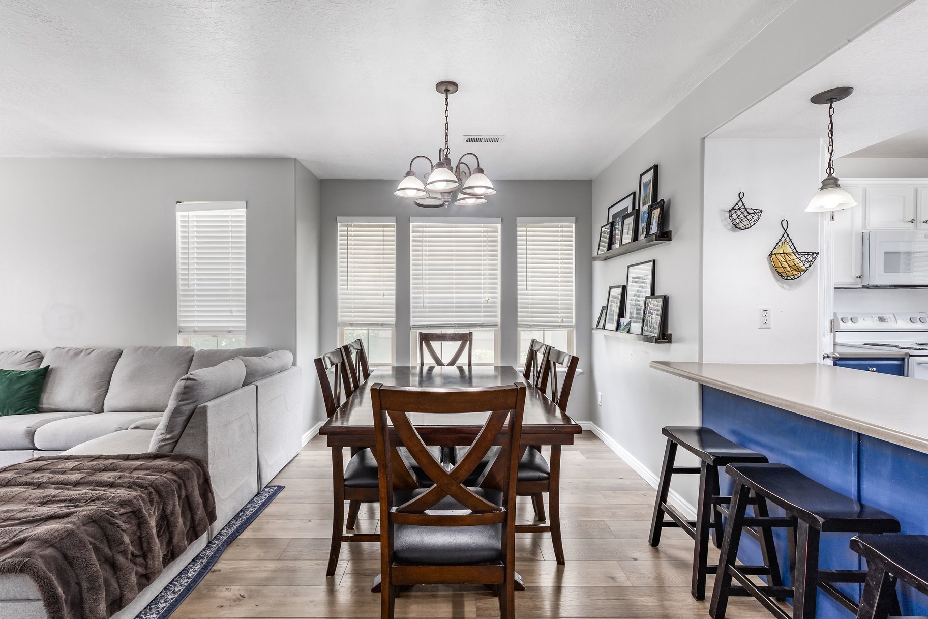  End Row Townhome in Highly Desired Location - 物件實景
