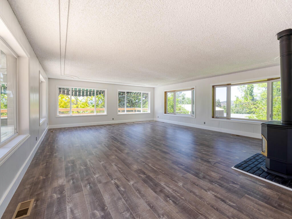 Klamath Falls, Oregon, 97601, United States, 3 Bedrooms Bedrooms, ,3 BathroomsBathrooms,Residential,For Sale,1859648