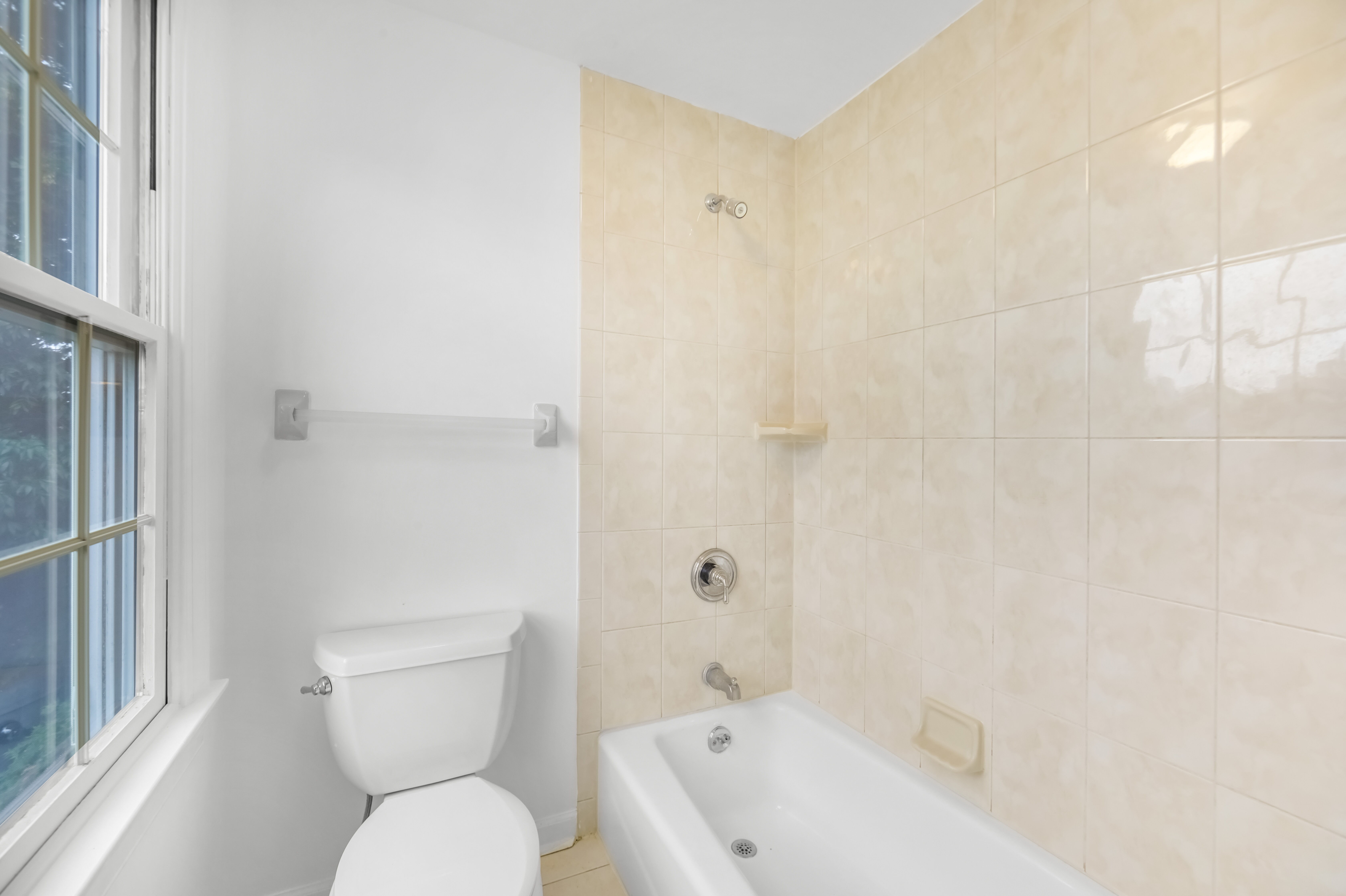 Fort Lee, New Jersey, 07024, United States, 5 Bedrooms Bedrooms, ,4 BathroomsBathrooms,Residential,For Sale,1981309