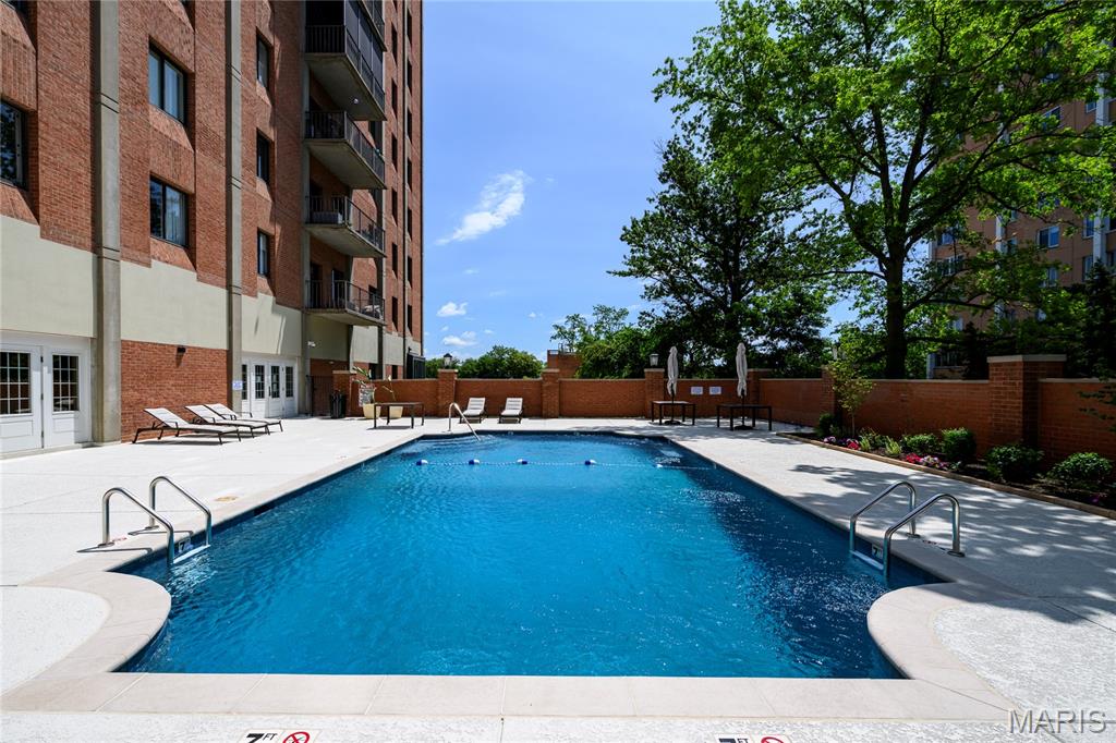 St Louis, Missouri, 63105, United States, 2 Bedrooms Bedrooms, ,2 BathroomsBathrooms,Residential,For Sale,1828450