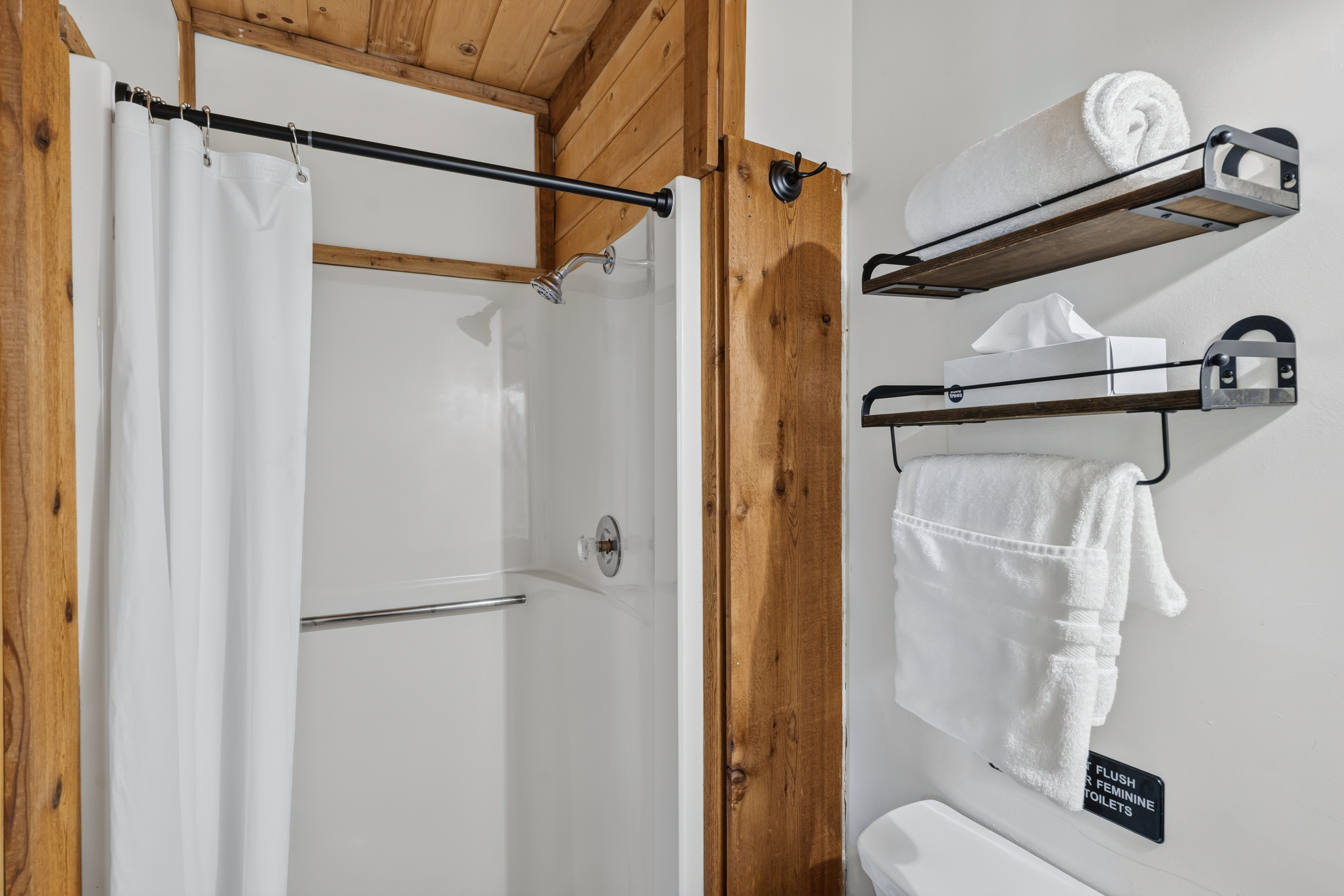  Cozy Cabin 1/2 Acre Backing to National Forest and Minutes from Main Street - 物件實景
