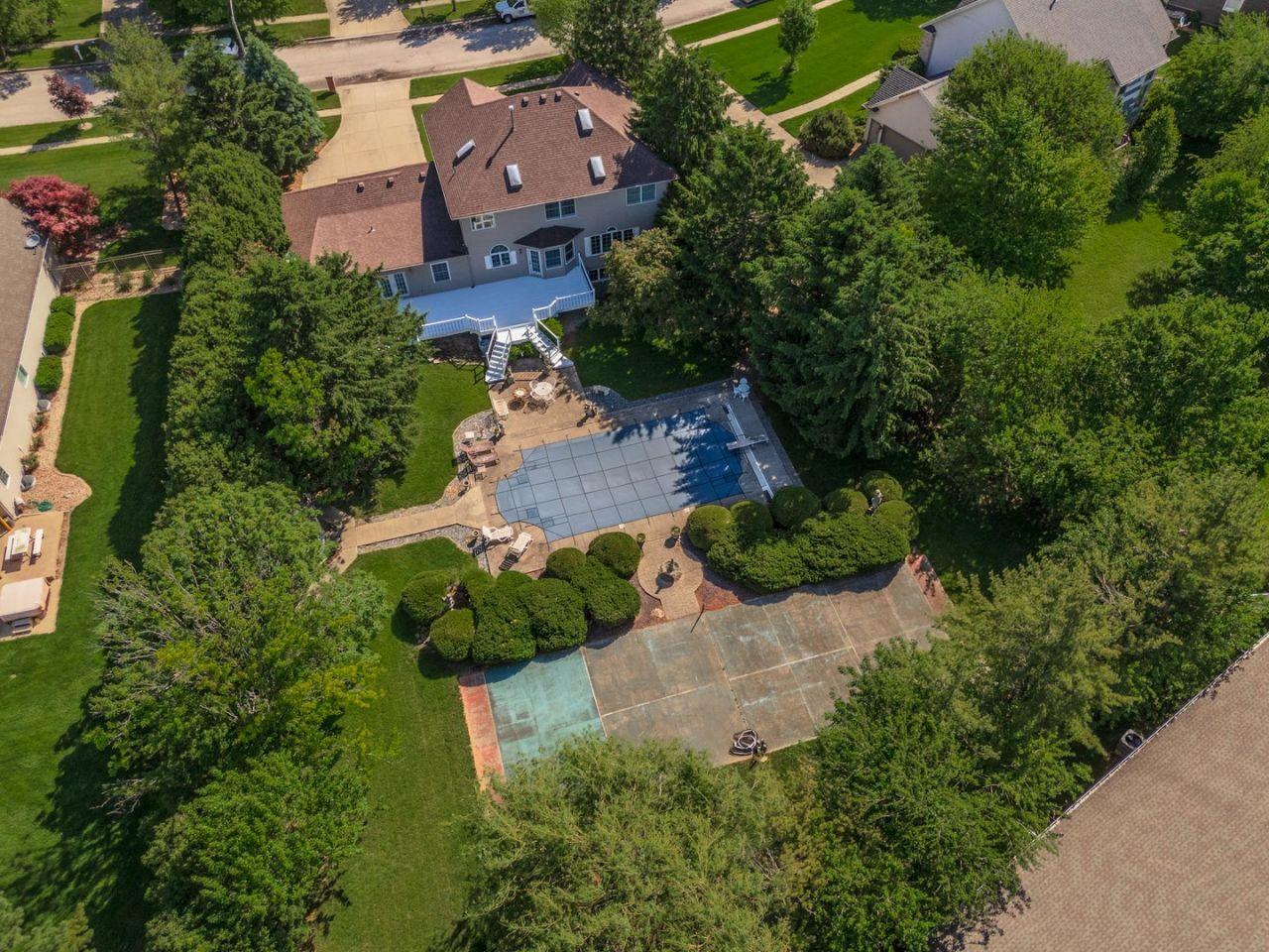 Bloomington, Illinois, 61704, United States, 6 Bedrooms Bedrooms, ,5 BathroomsBathrooms,Residential,For Sale,1793888
