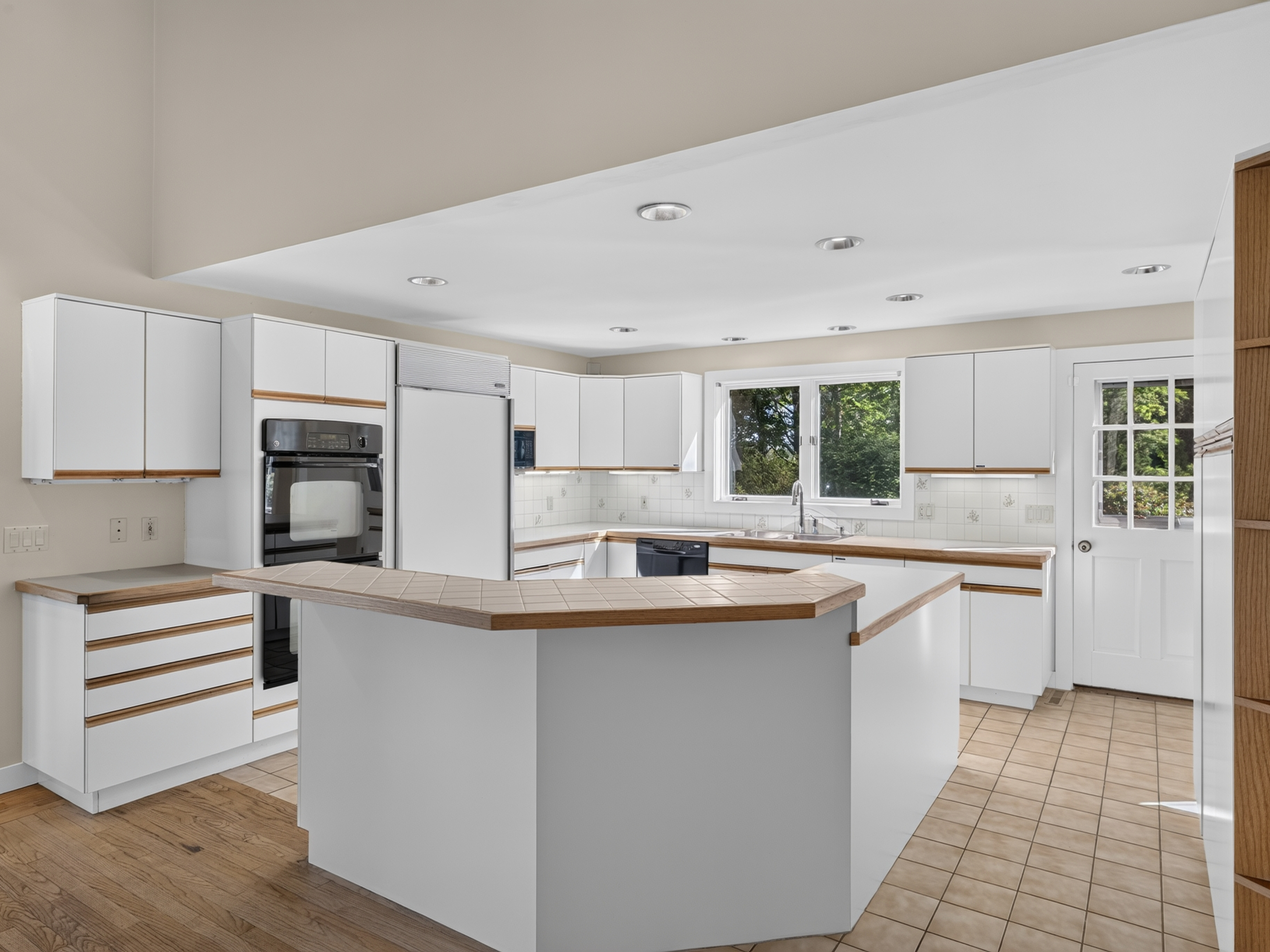  Contemporary Coastal Elegance Meets Exceptional Privacy Along South Cove in Old - 物件實景