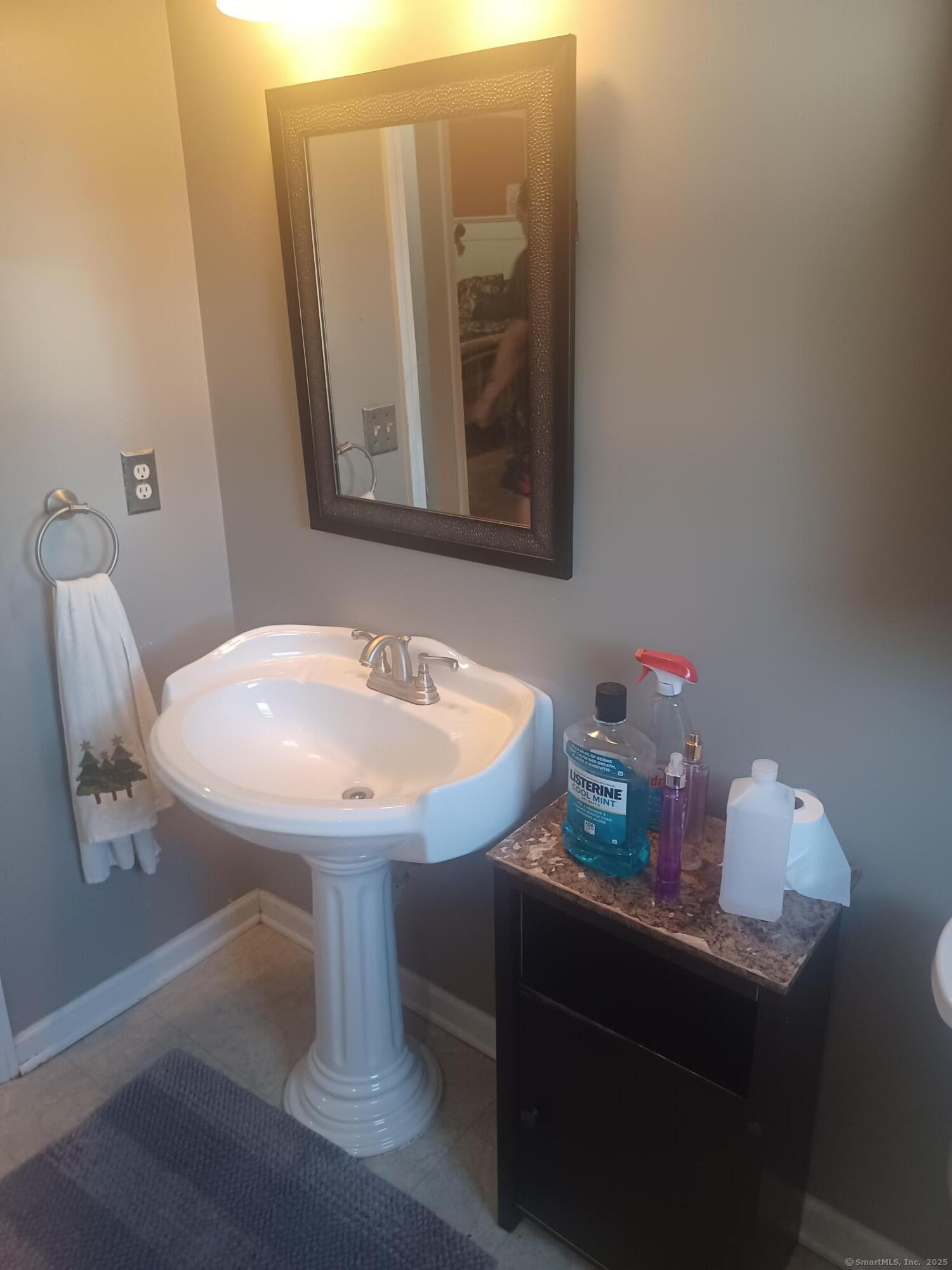 Stratford, Connecticut, 06614, United States, 3 Bedrooms Bedrooms, ,2 BathroomsBathrooms,Residential,For Sale,1926191