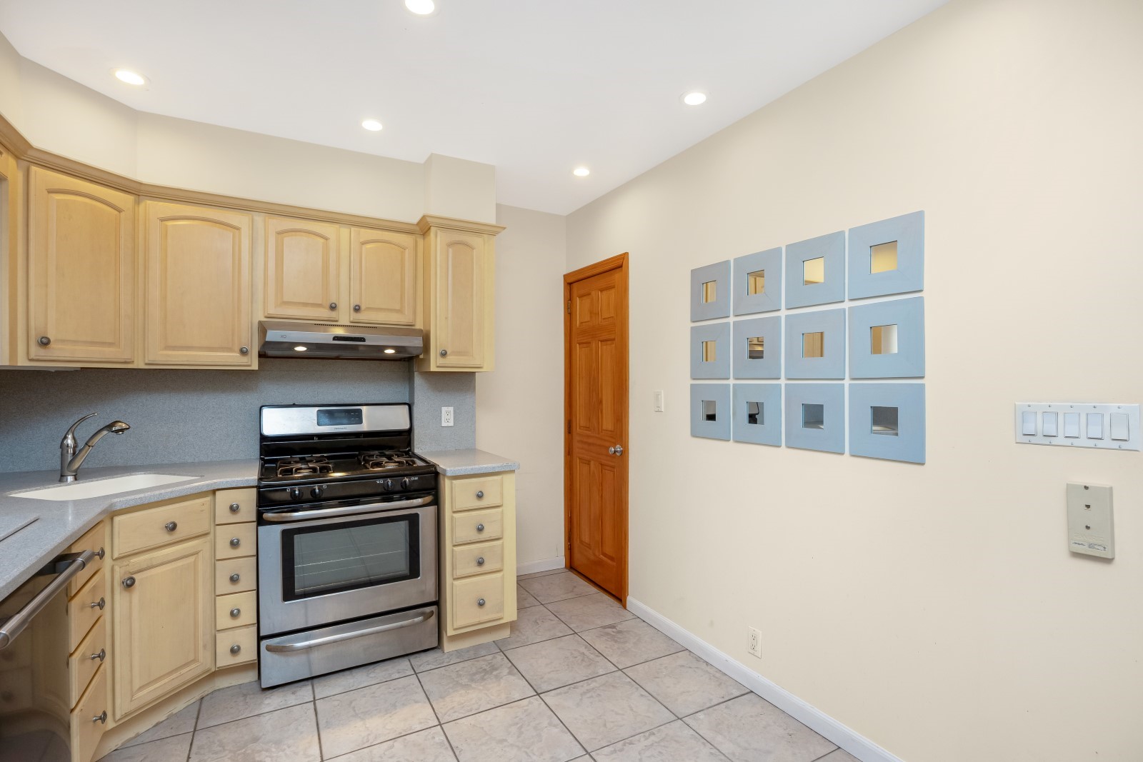 Middle Village, New York, 11379, United States, 2 Bedrooms Bedrooms, ,2 BathroomsBathrooms,Residential,For Sale,1941083