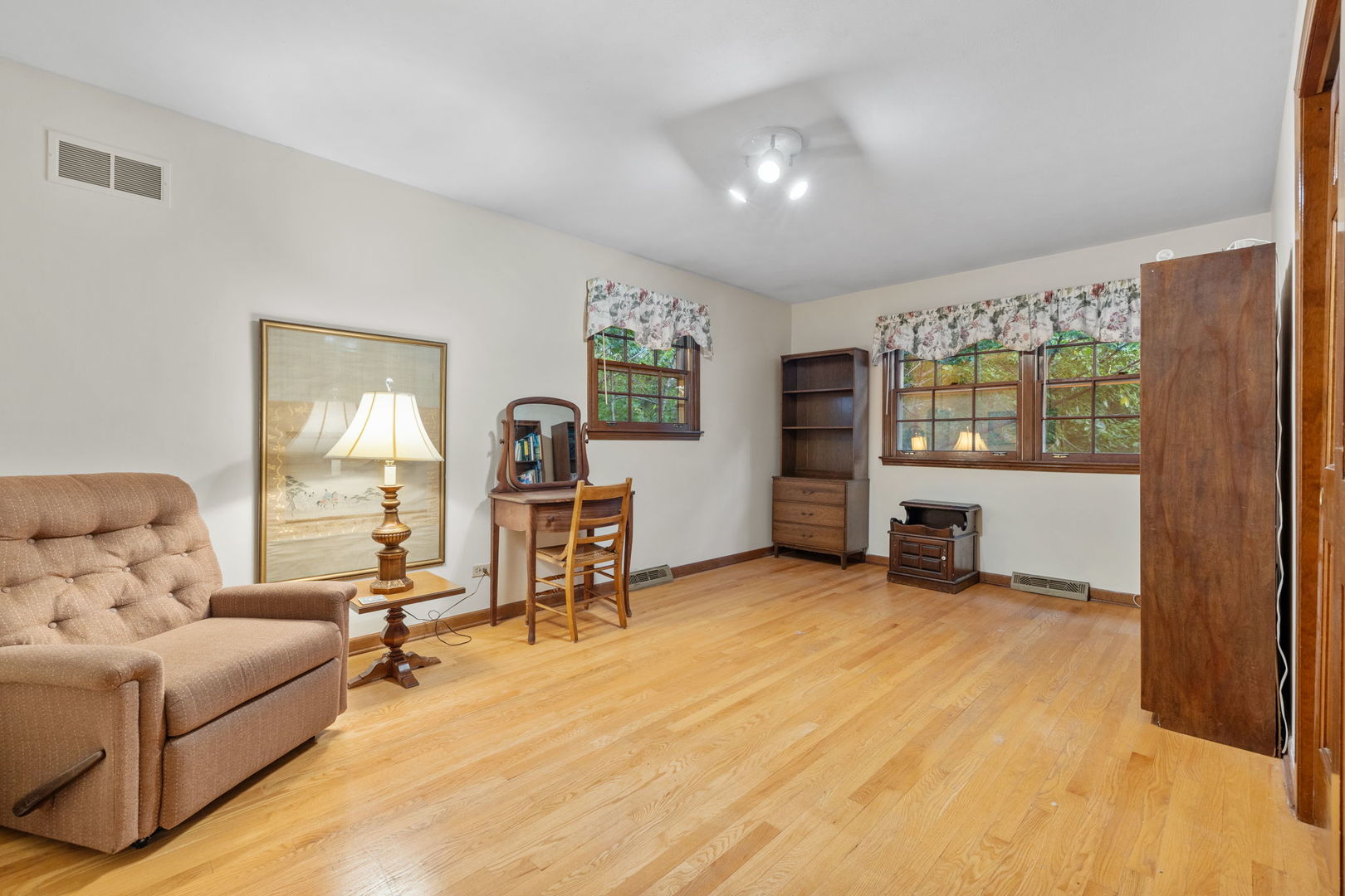 Wheaton, Illinois, 60189, United States, 5 Bedrooms Bedrooms, ,3 BathroomsBathrooms,Residential,For Sale,1941068