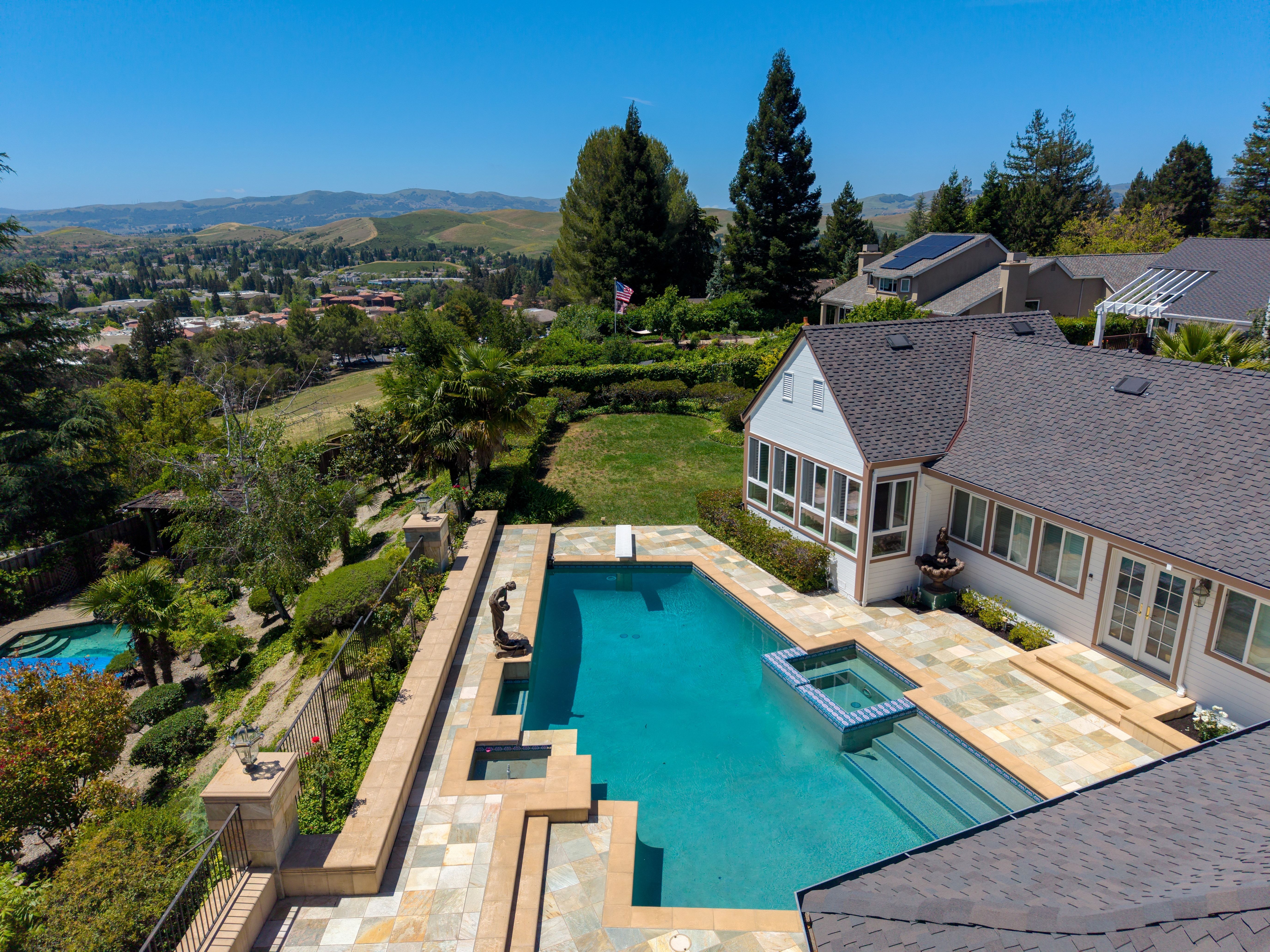  Elegant Custom Home in Gated Silver Maple - 物件實景