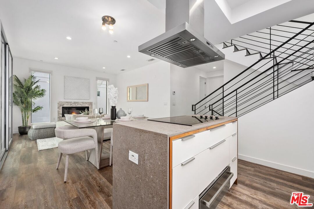 Los Angeles, California, 90025, United States, 9 Bedrooms Bedrooms, ,Residential,For Sale,1940770