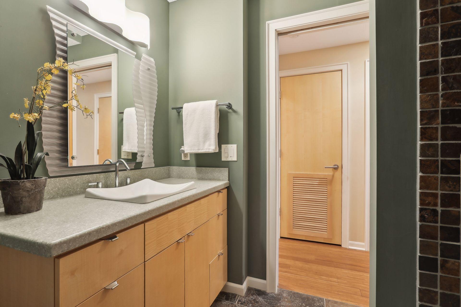 Minneapolis, Minnesota, 55403, United States, 2 Bedrooms Bedrooms, ,1 BathroomBathrooms,Residential,For Sale,1794027