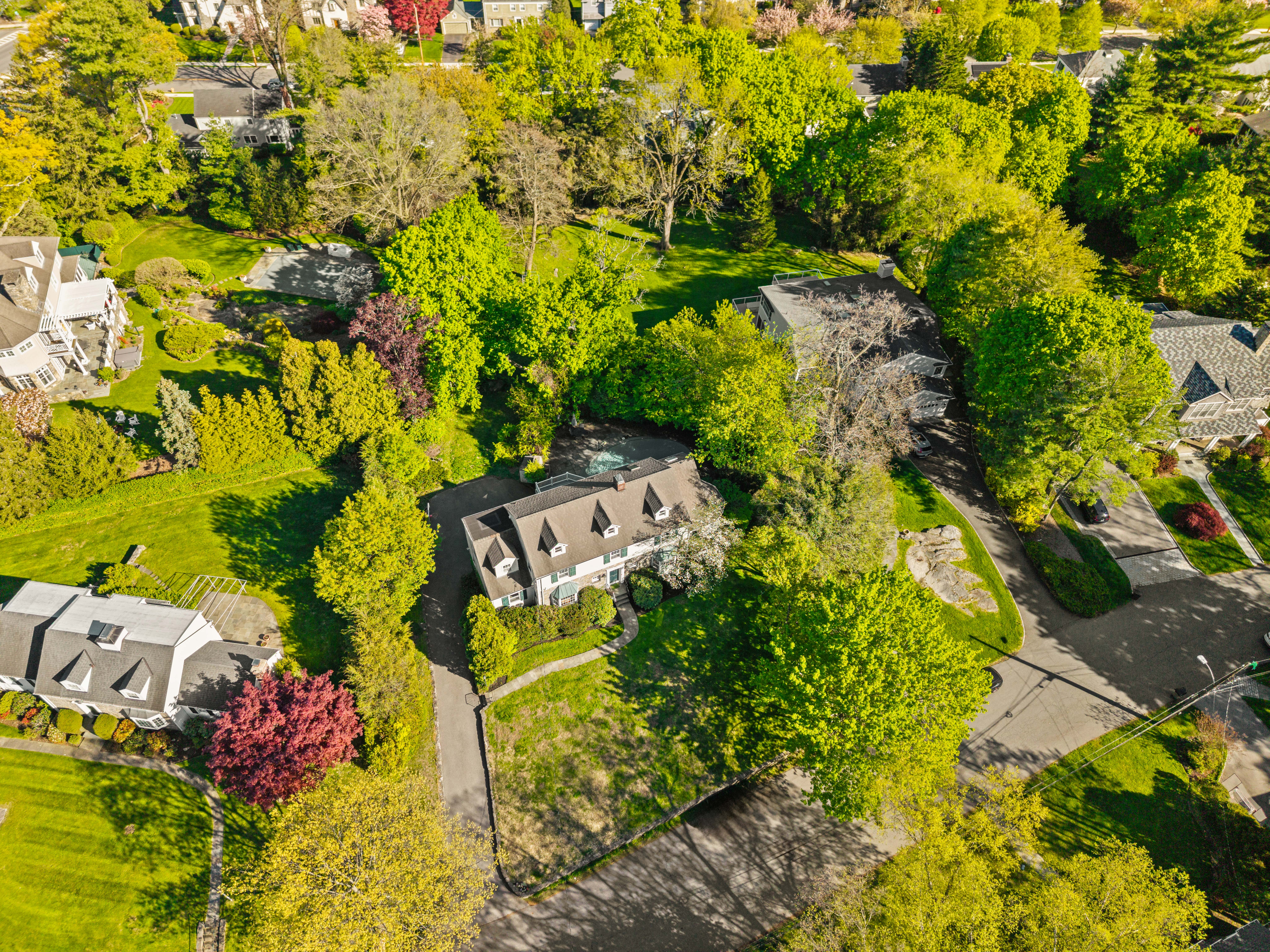  Set on a rare property of over half an acre. - 物件實景