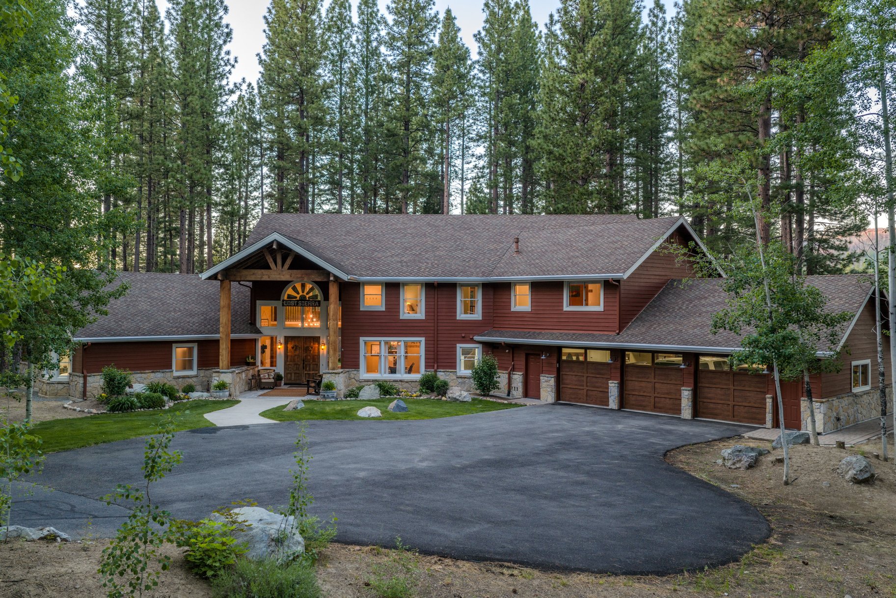  Hilltop Whitehawk Ranch Estate with Sweeping Meadow, Pond & Mountain Views - 物件實景