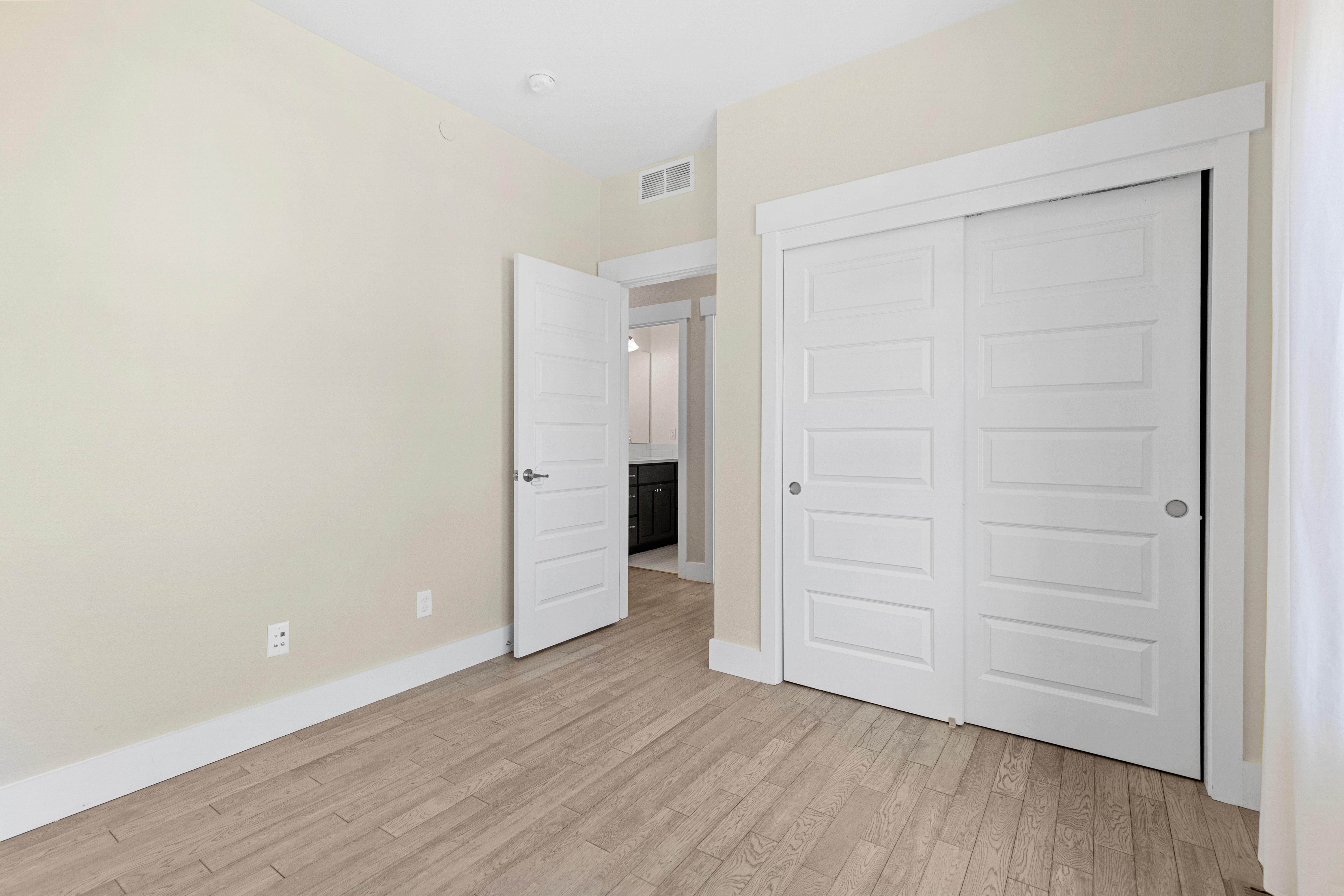 Stunning, Meticulously Cared-For Residence in Coveted Hyland Village Community - 物件實景