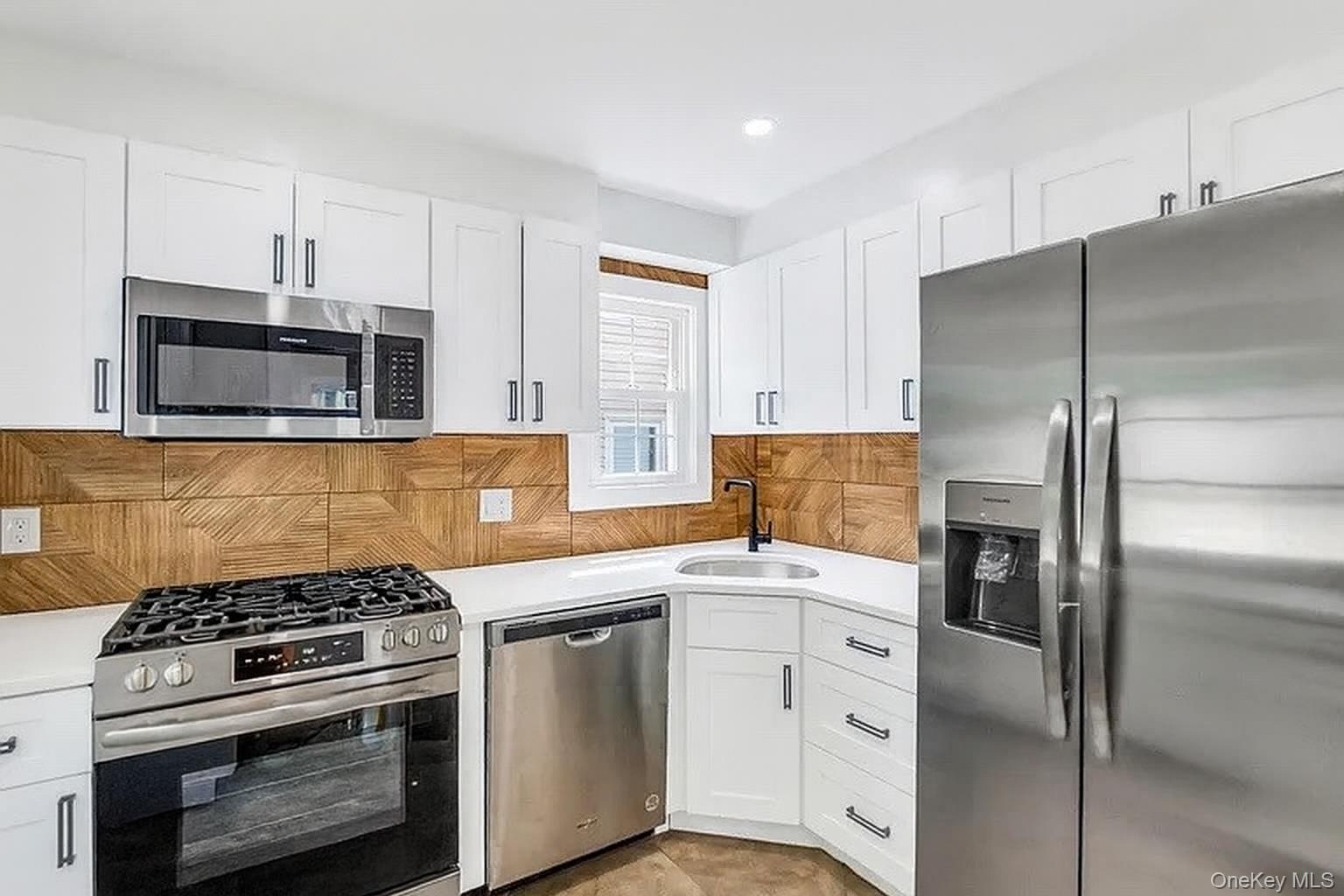 Port Washington, New York, 11050, United States, 3 Bedrooms Bedrooms, ,2 BathroomsBathrooms,Residential,For Sale,1882705