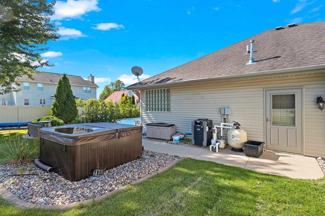 GREEN BAY, Wisconsin, 54302, United States, 3 Bedrooms Bedrooms, ,4 BathroomsBathrooms,Residential,For Sale,1818314