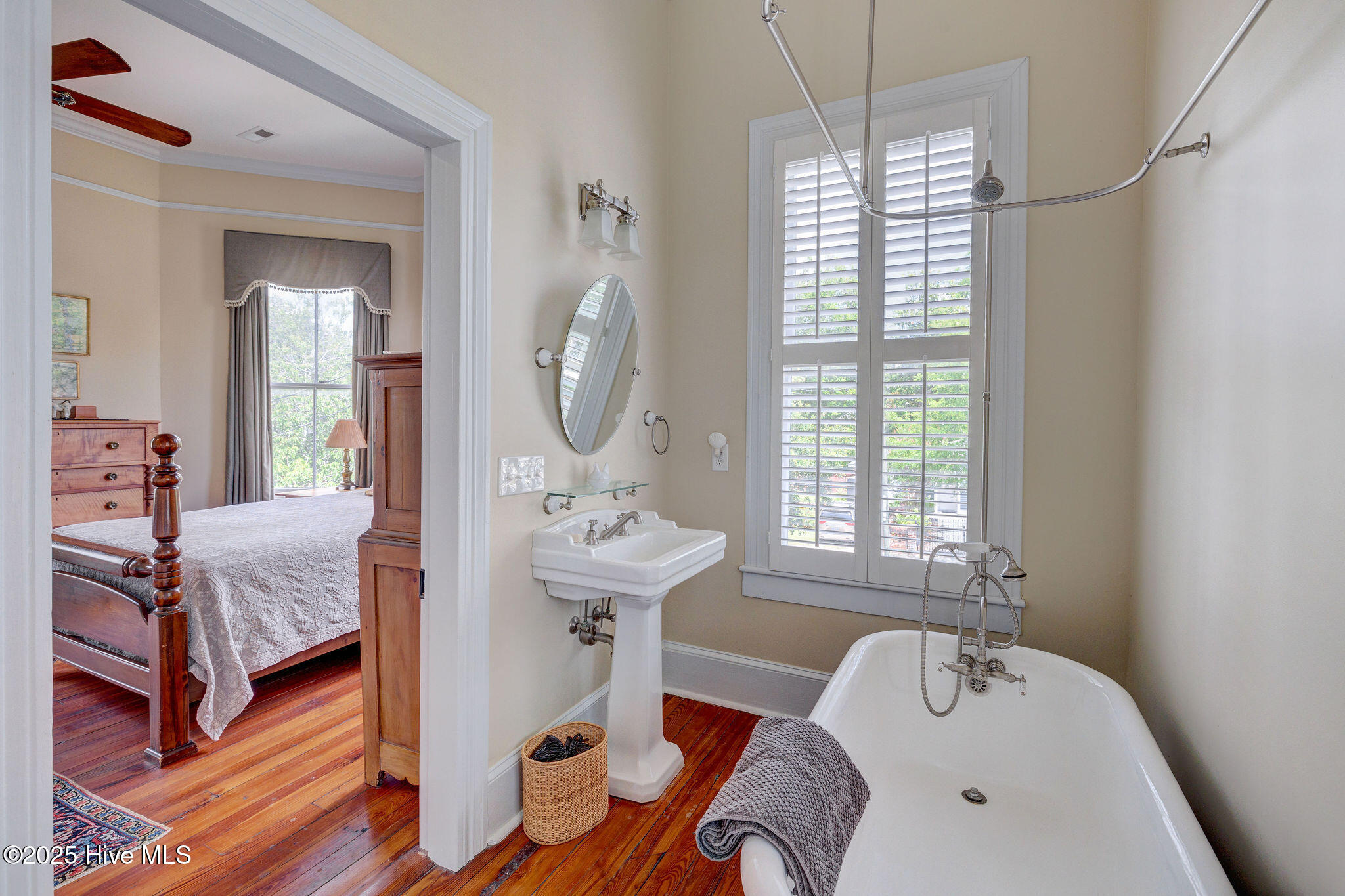 Wilmington, North Carolina, 28401, United States, 4 Bedrooms Bedrooms, ,3 BathroomsBathrooms,Residential,For Sale,1874502