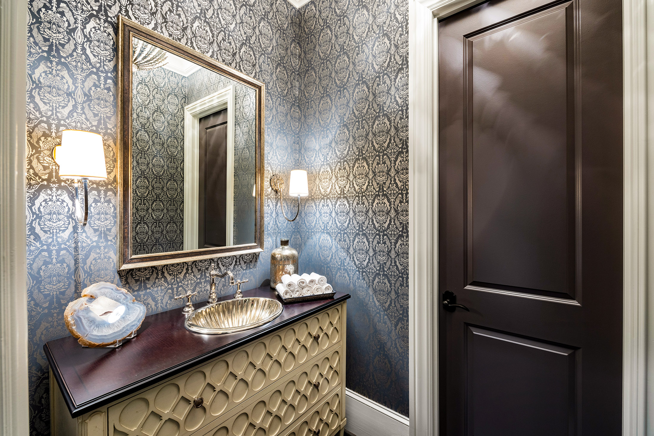  Buckhead Estate Pairs Architectural Presence with Richly Layered Interiors - 物件實景