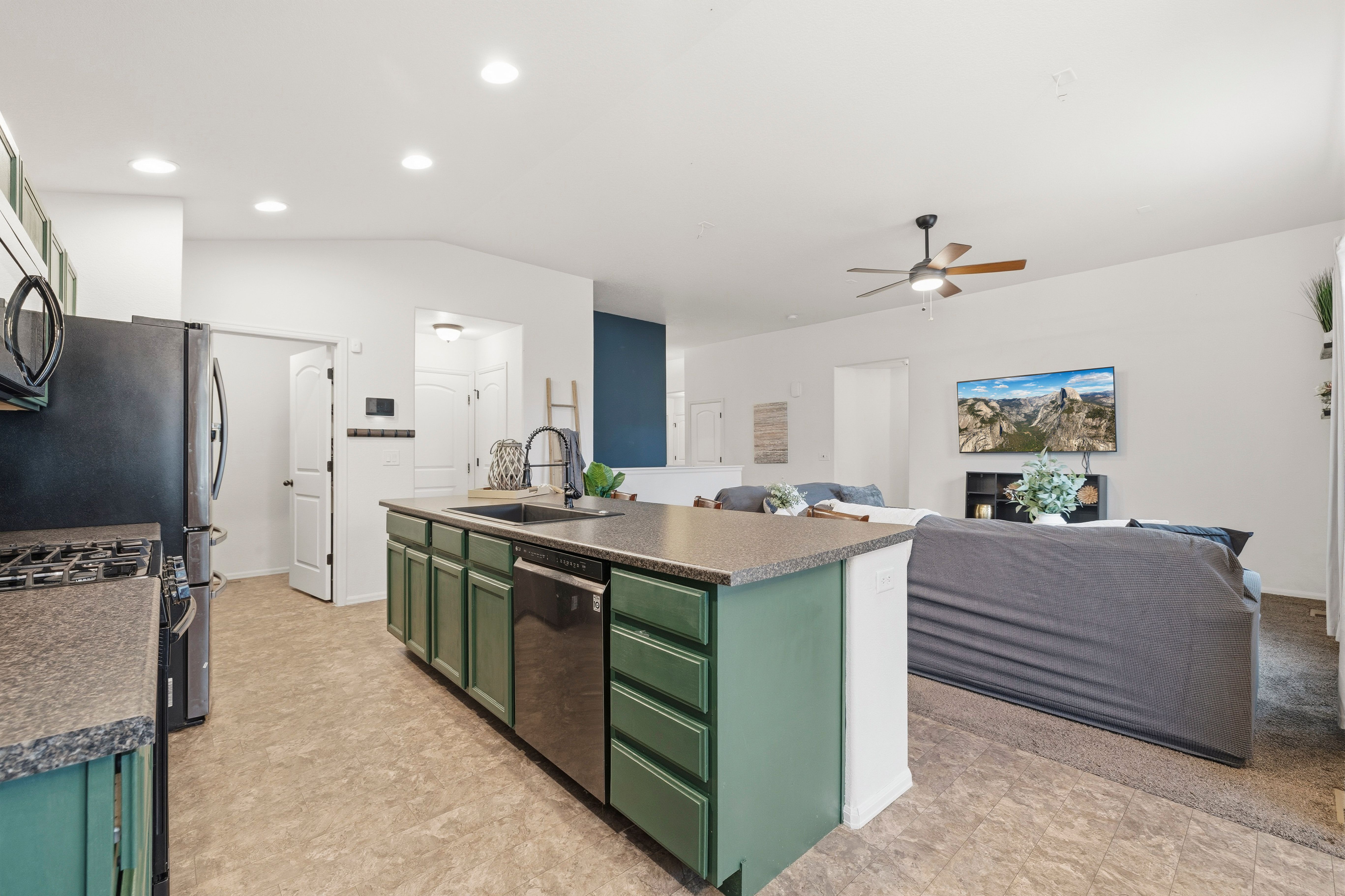  5 Bedrooms, Finished Basement, Solar Paid Off at Closing, I-25 Access - 物件實景