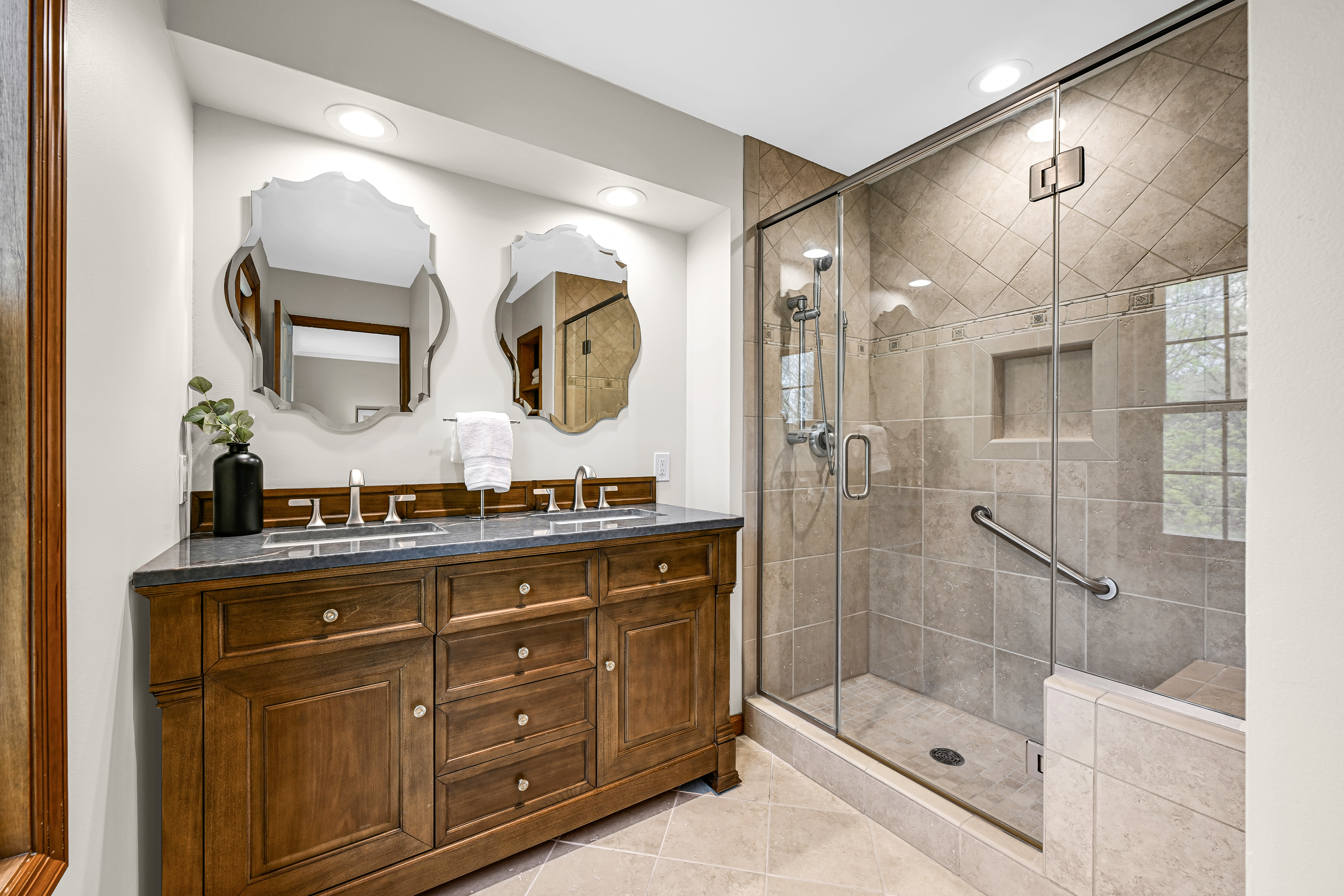  11415 Lake Shore Drive, Mequon, WI 53092 - 物件實景