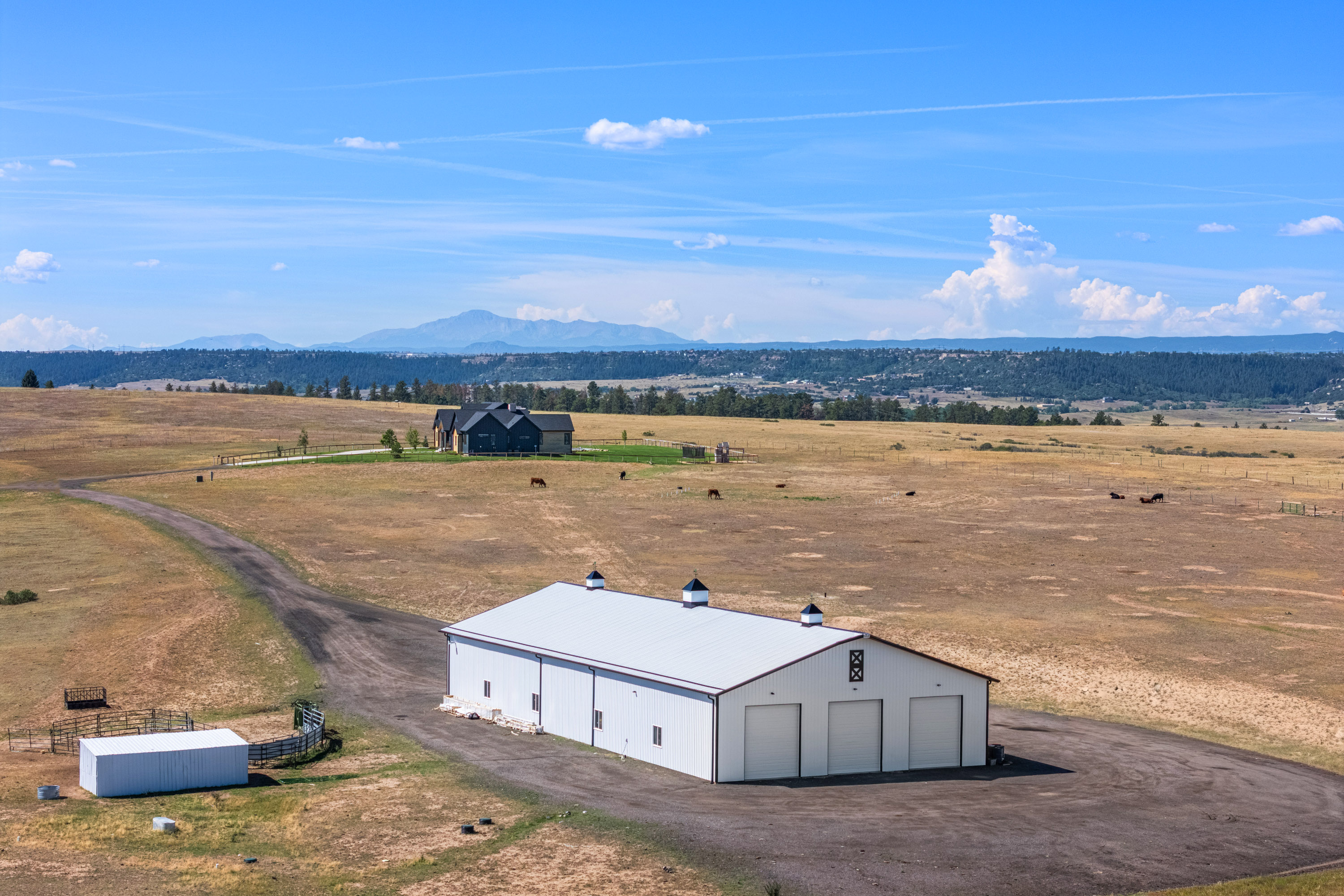  35 Acres  Front Range Views  Saltwater Pool  8,400 SF Workshop - 物件實景