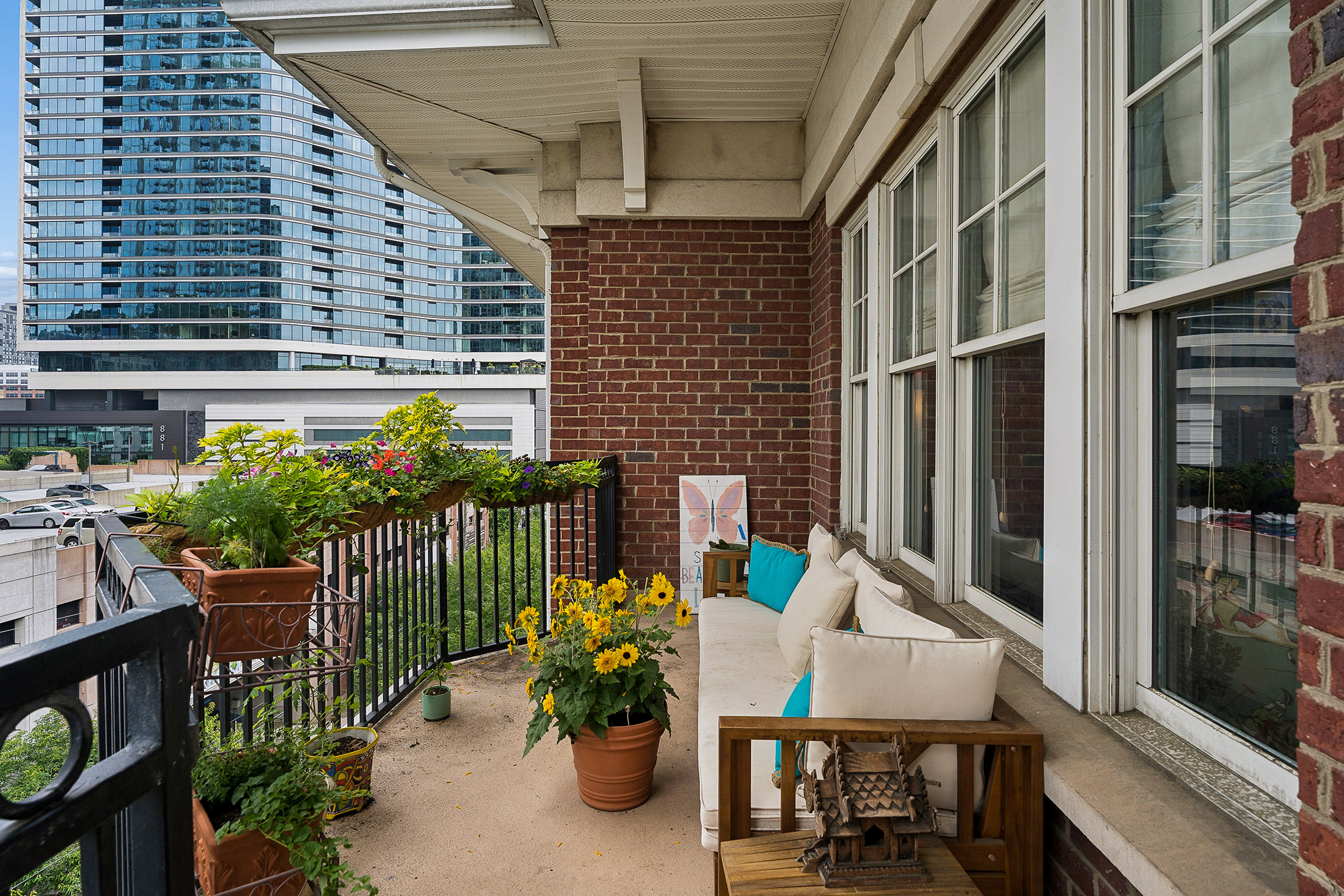  Beautifully Renovated Top-Floor Condo Overlooking Midtown - 物件實景
