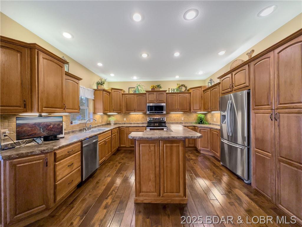 Camdenton, Missouri, 65020, United States, 4 Bedrooms Bedrooms, ,4 BathroomsBathrooms,Residential,For Sale,1805220