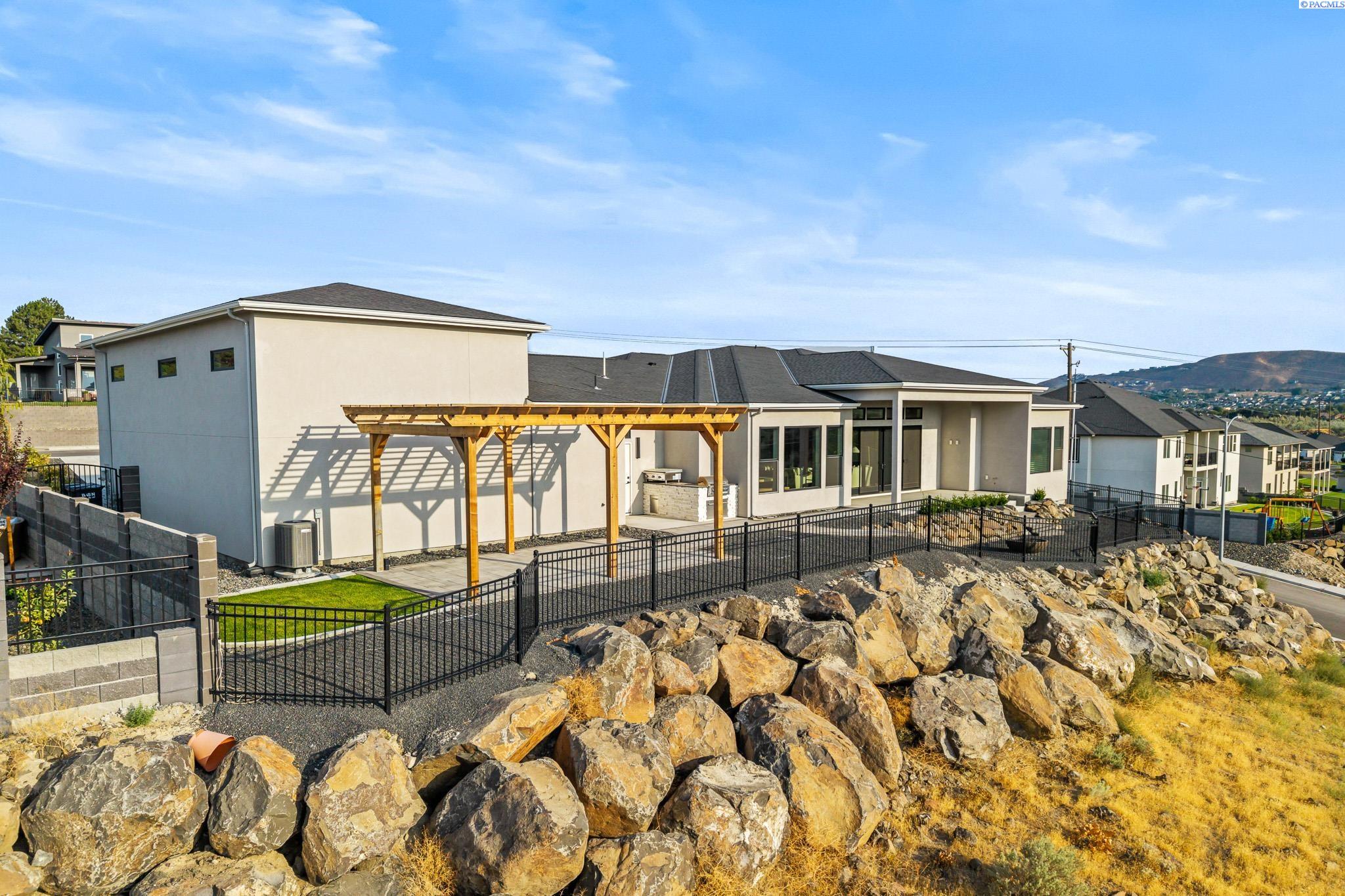 Richland, Washington, 99352, United States, 4 Bedrooms Bedrooms, ,4 BathroomsBathrooms,Residential,For Sale,1943884