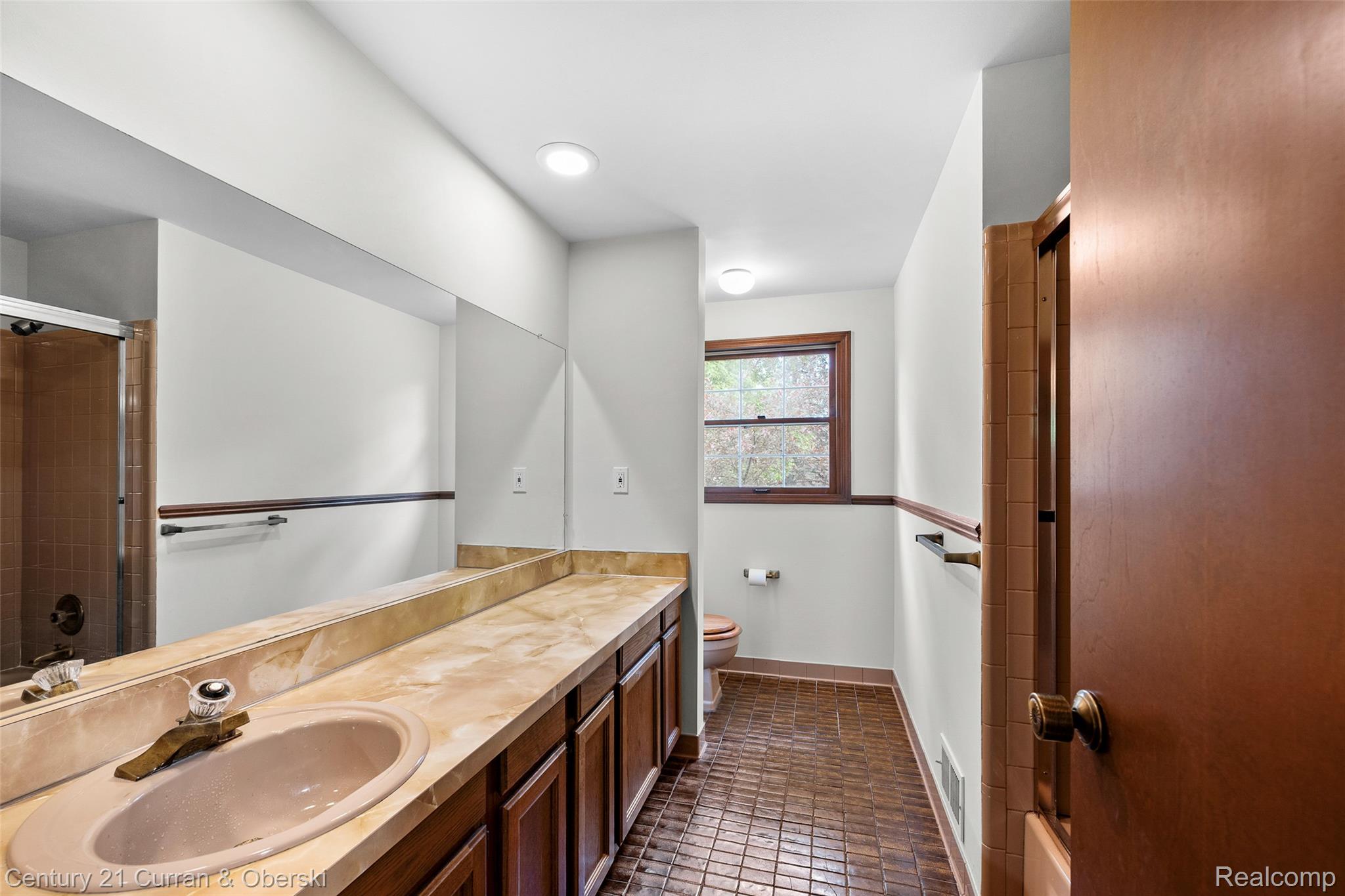 Farmington Hills, Michigan, 48331, United States, 4 Bedrooms Bedrooms, ,3 BathroomsBathrooms,Residential,For Sale,1873526